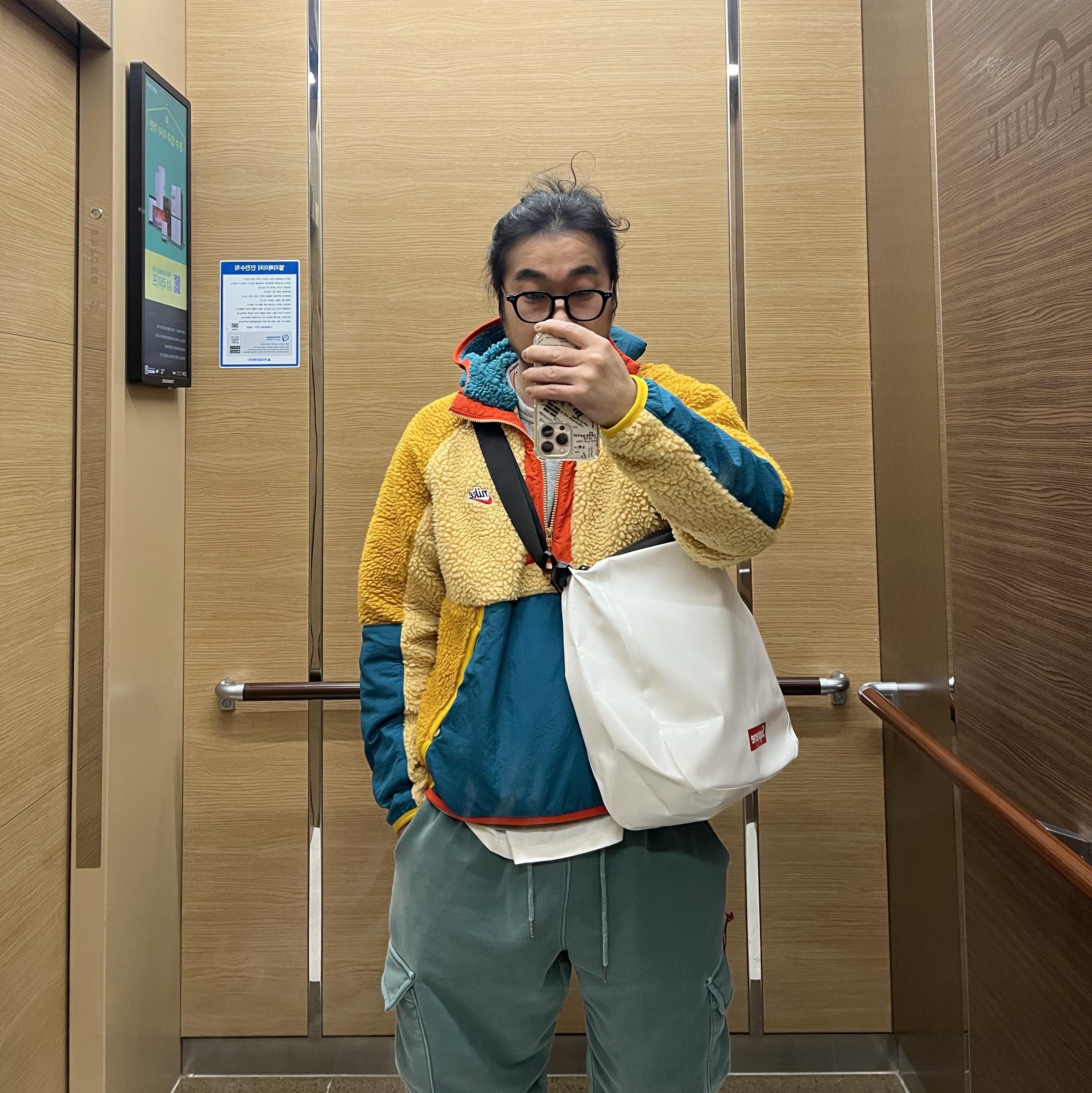 Supreme x Ortlieb Small Messenger Bag White - 24SS, Nike C1TY Black Stadium Green 착용 스타일