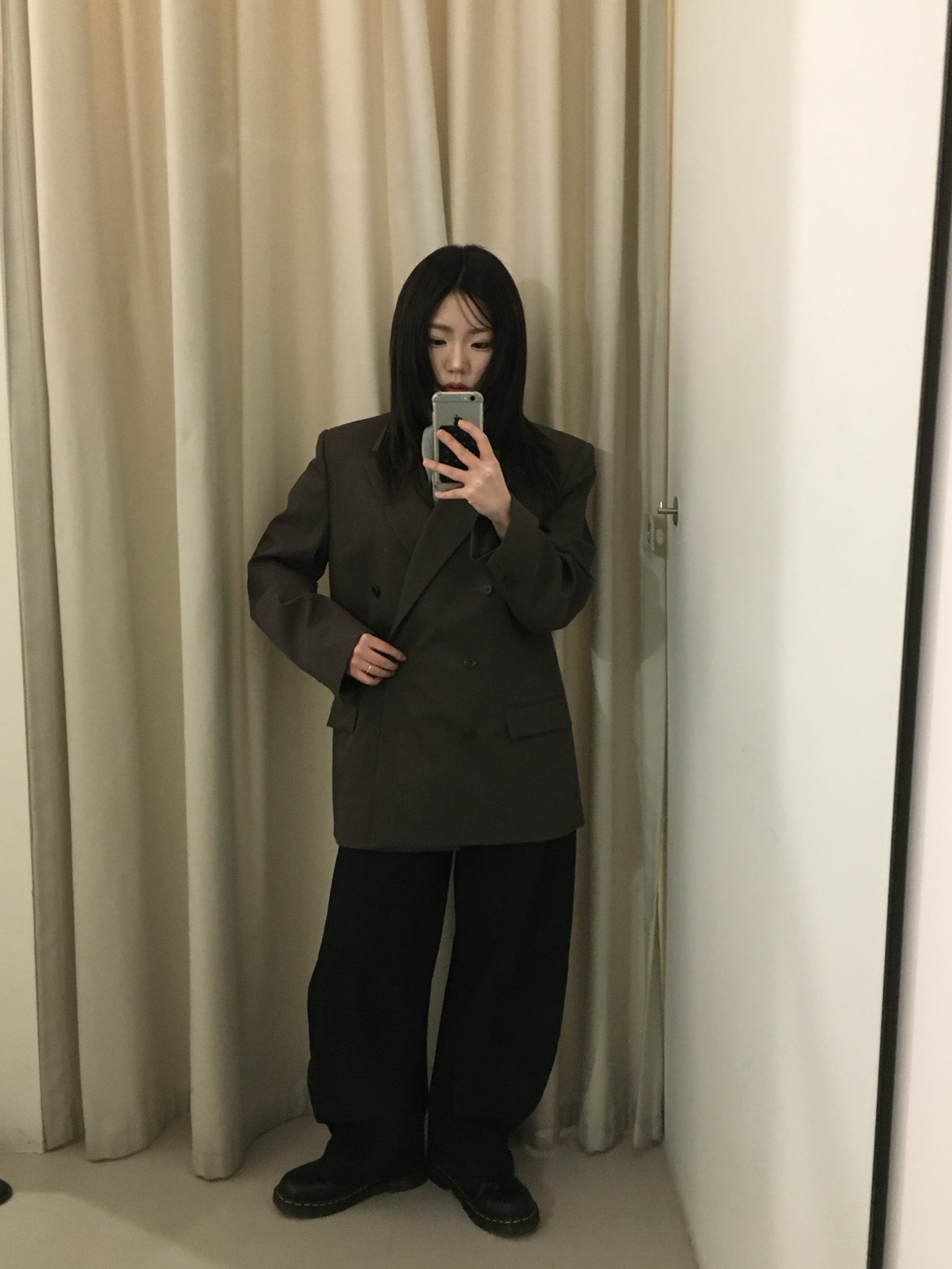 Amomento Women Curved Silhouette Pants Black - 25SS 착용 스타일 - 6