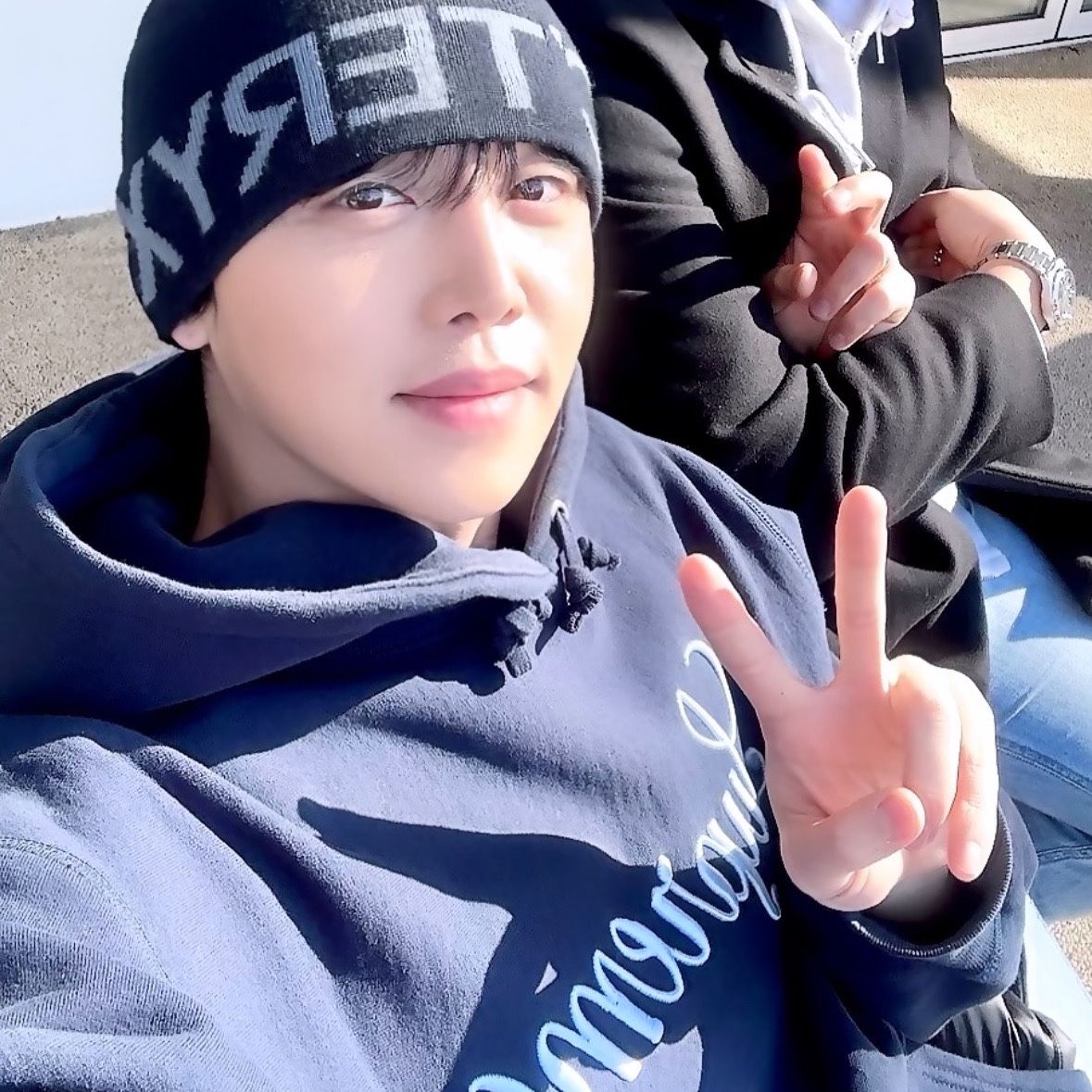 Supreme Raised Script Hooded Sweatshirt Navy - 23FW 착용 스타일