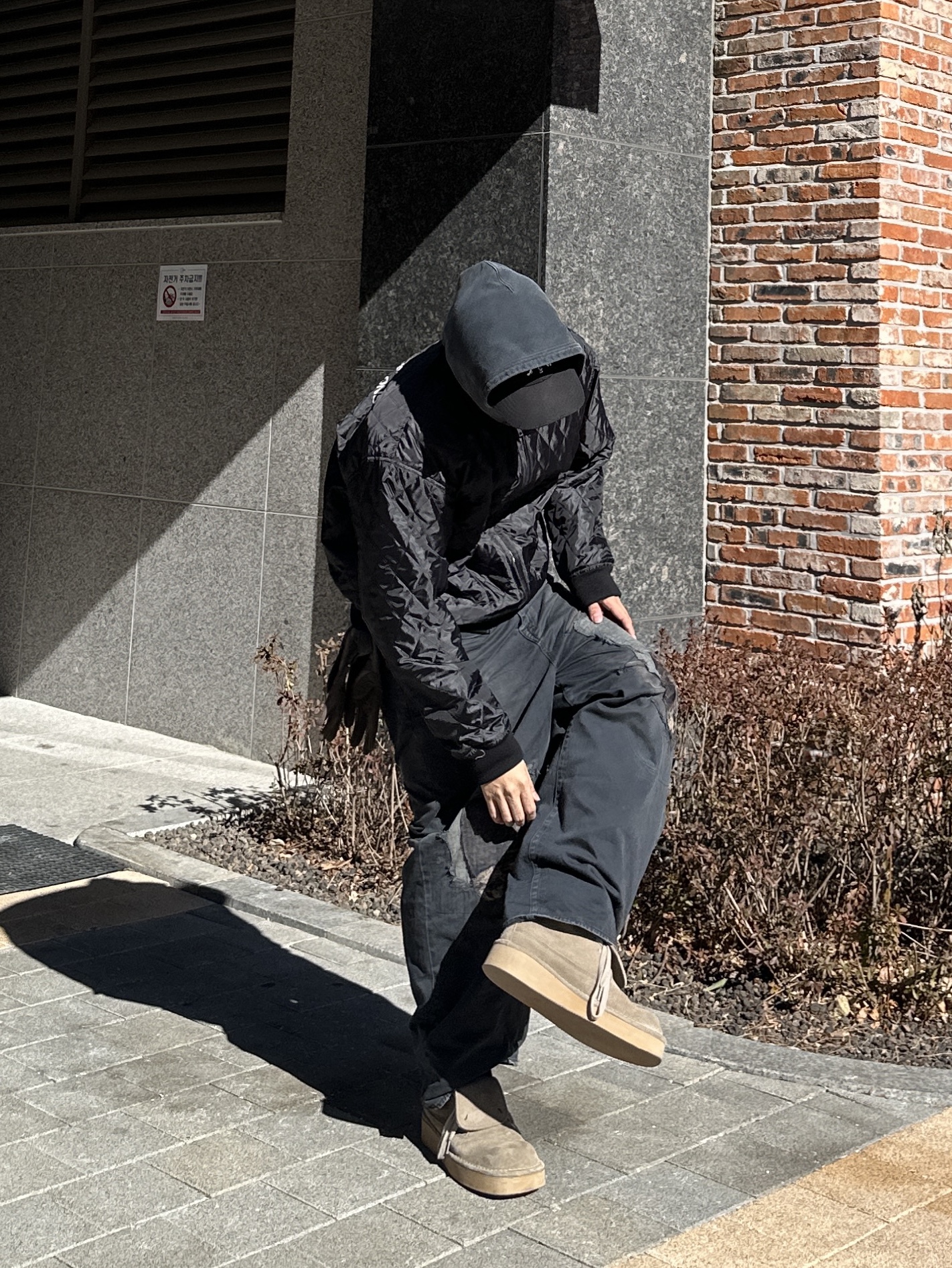 CDG 퀼티드 '84-85 스태프 블루종 블랙, 캐피탈 카츠라기 포트 배기 팬츠 블랙 착용 스타일 - 2