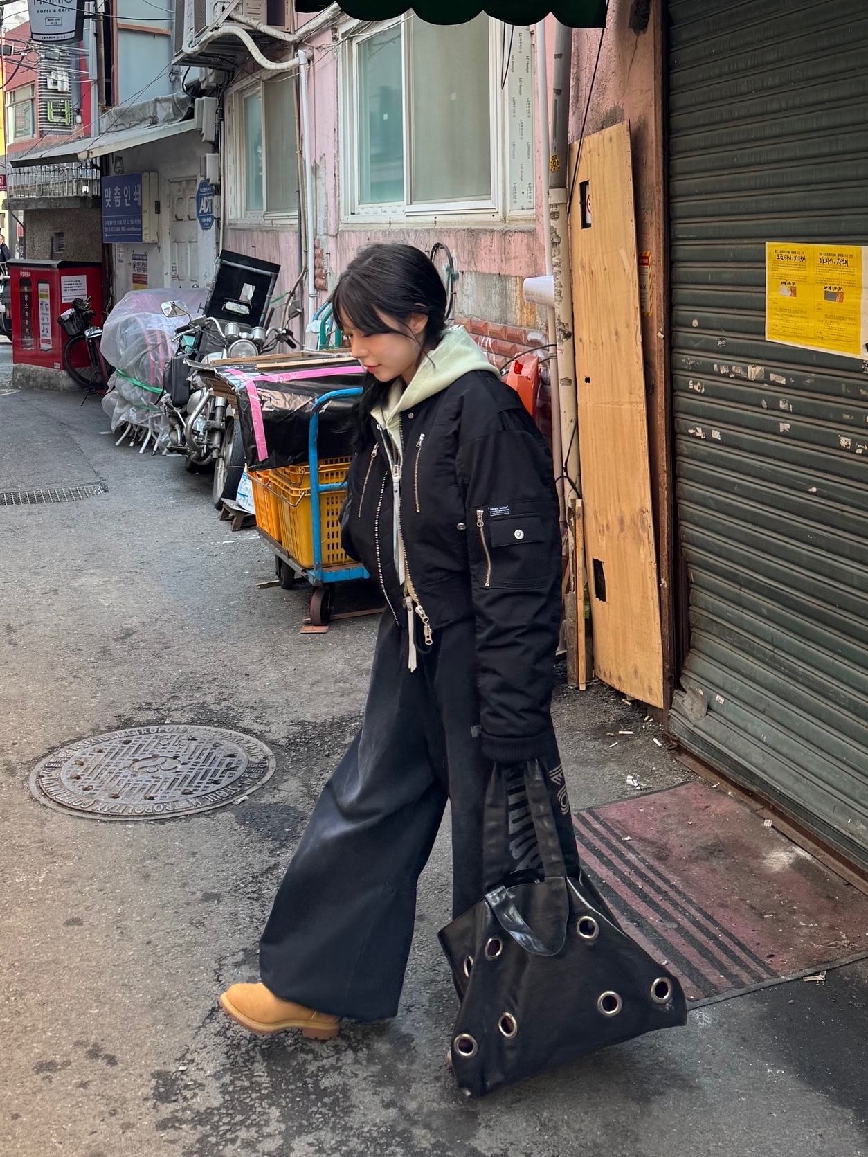 Vacant Archive Dias Inside-out Hood Zip-Up Yellow Green, Vacant Archive Women Melly Padded Bomber Black 착용 스타일 - 2