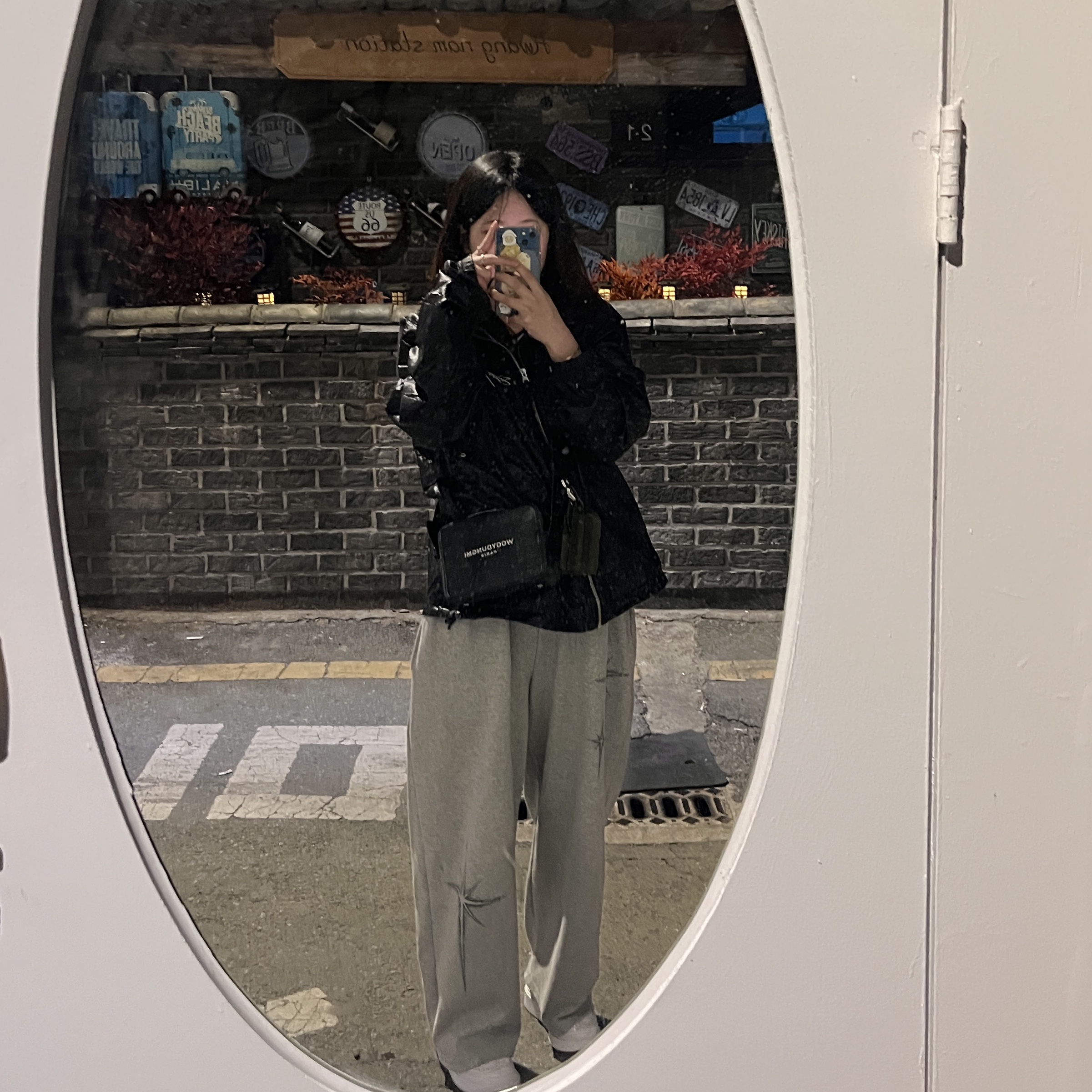 우영미 스퀘어 미니백 블랙, 나이키 x 피스마이너스원 퀀도1 화이트 착용 스타일 - 2