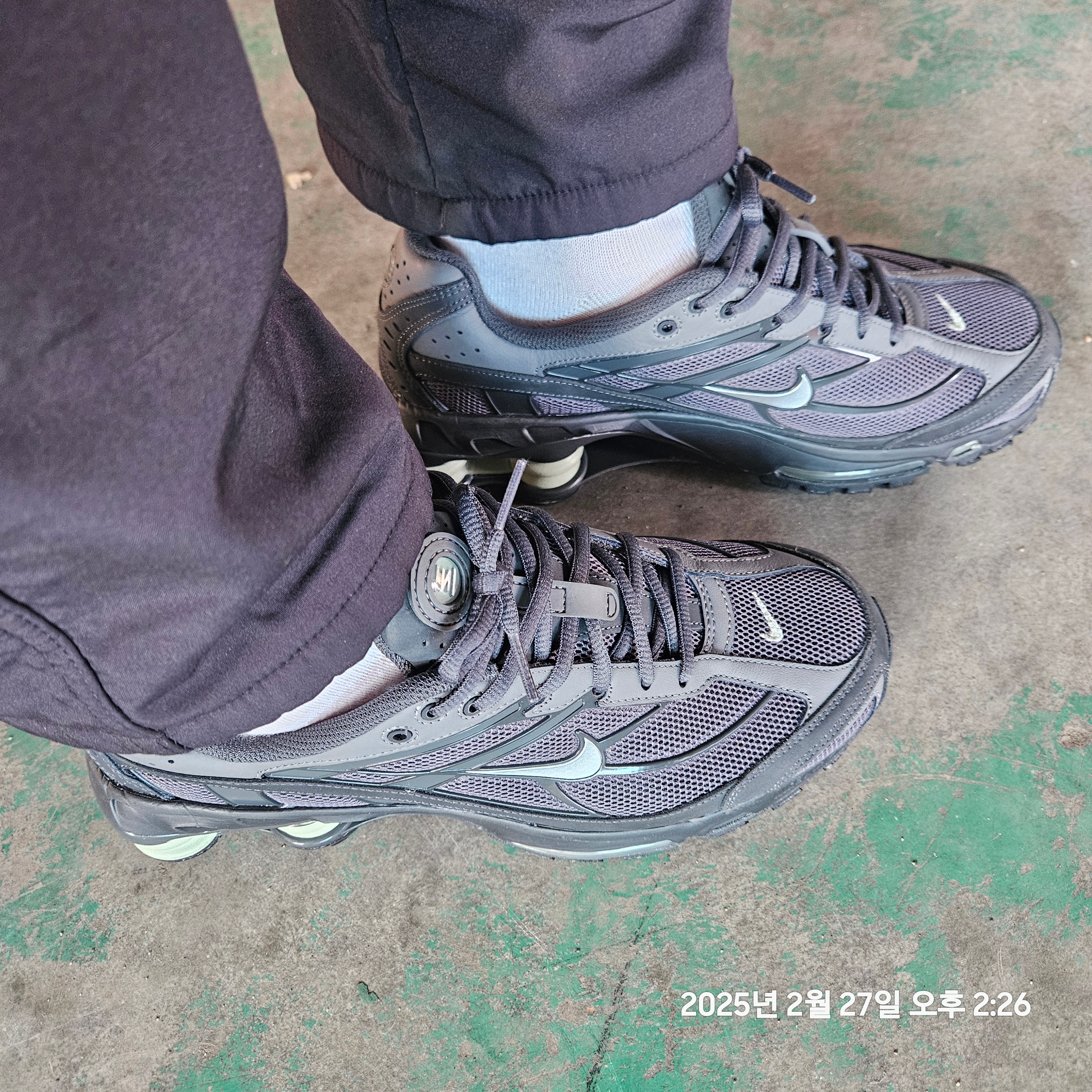 Nike Shox Ride 2 Iron Grey and Anthracite 착용 스타일 - 1
