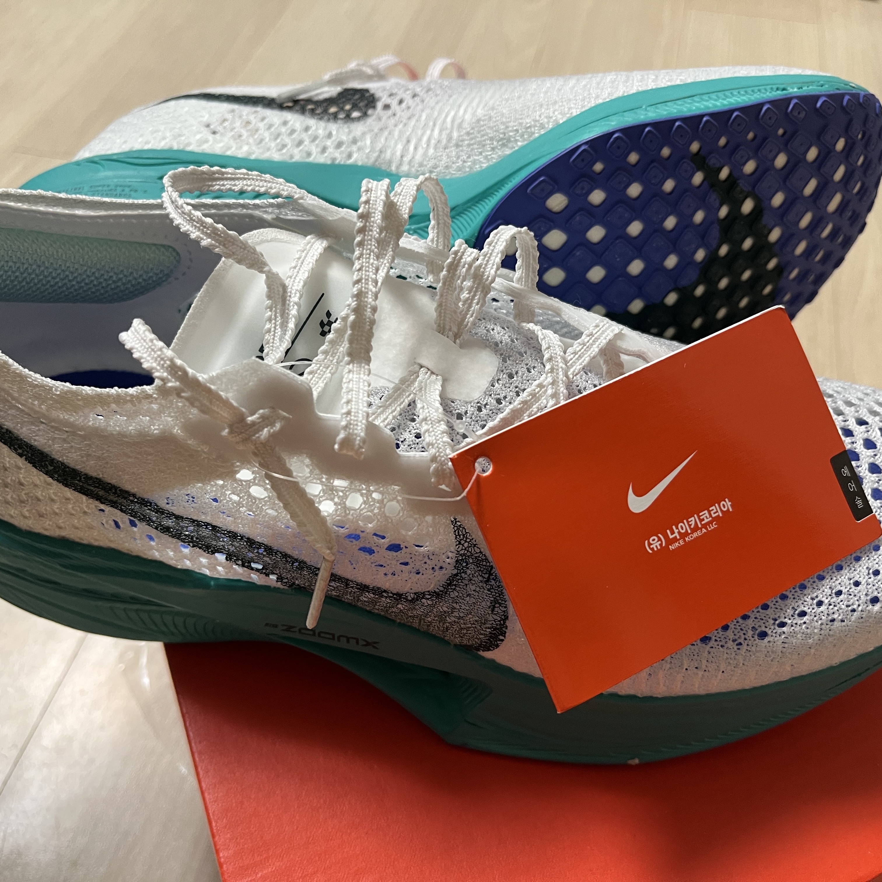 Nike ZoomX Vaporfly Next% 3 White Deep Jungle 착용 스타일 - 7
