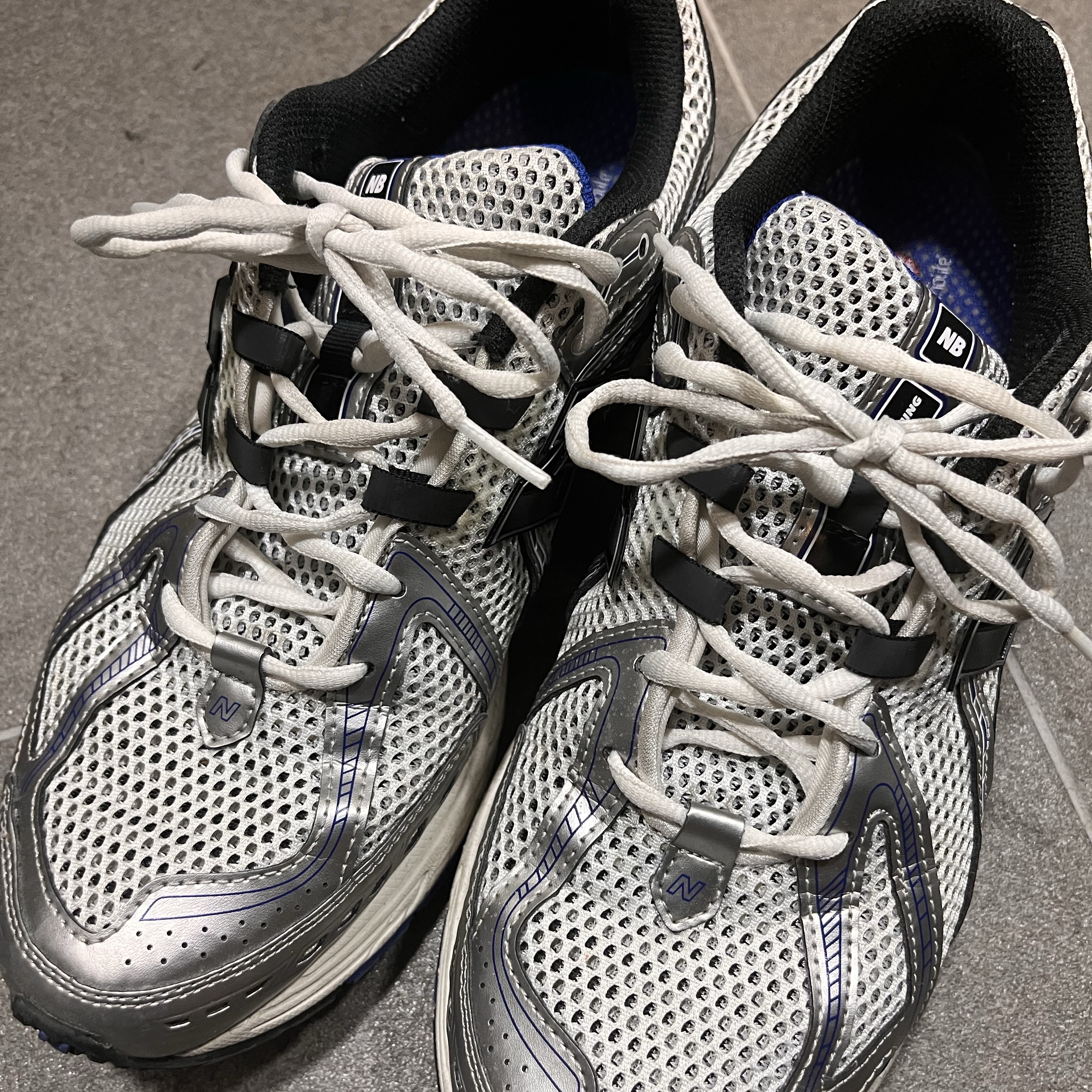 New Balance 1906R Silver Metallic 착용 스타일