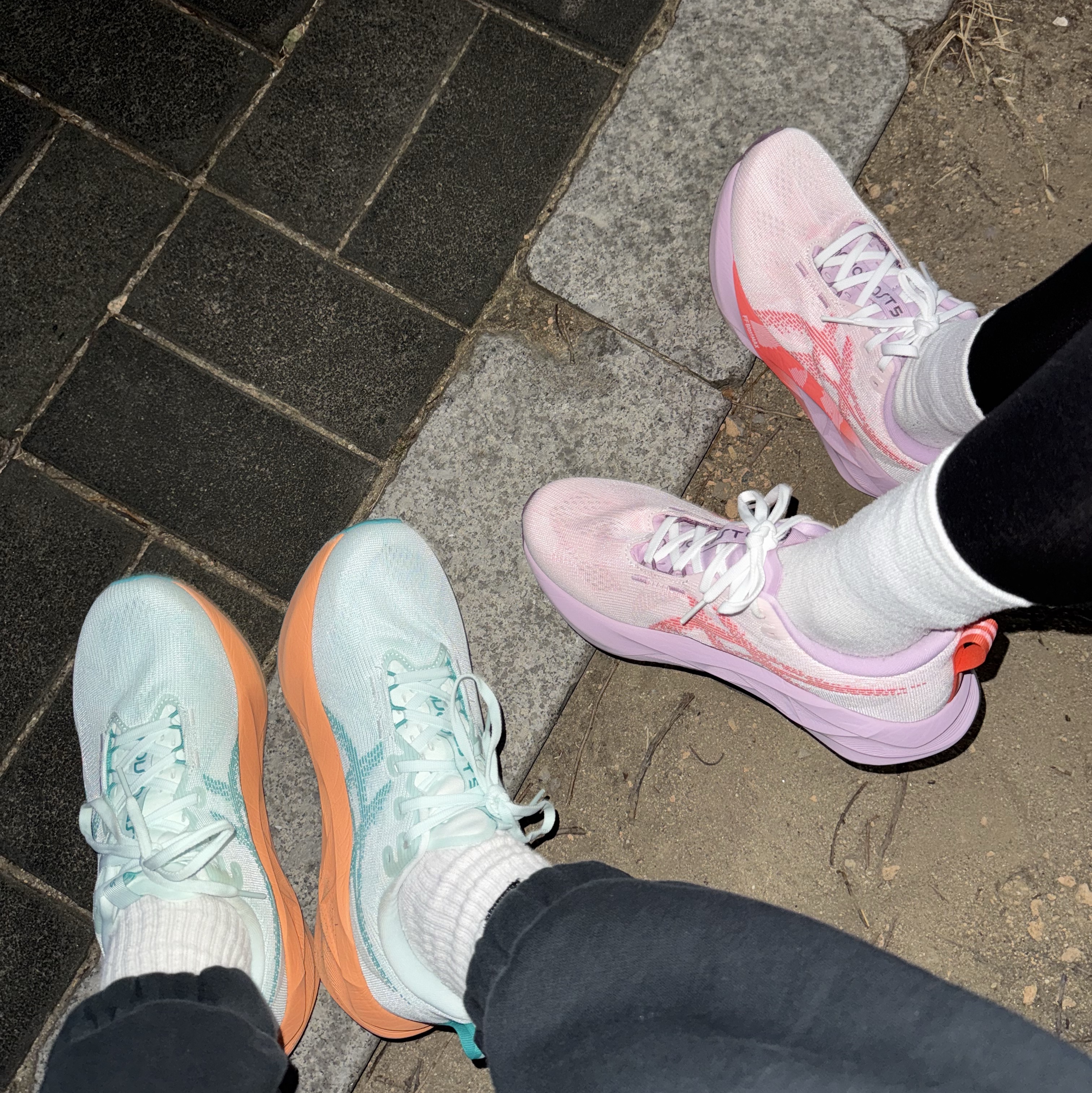 Asics Novablast 5 Soothing Sea Wave Teal, (W) Asics Novablast 5 White Coral Reef 착용 스타일 - 1