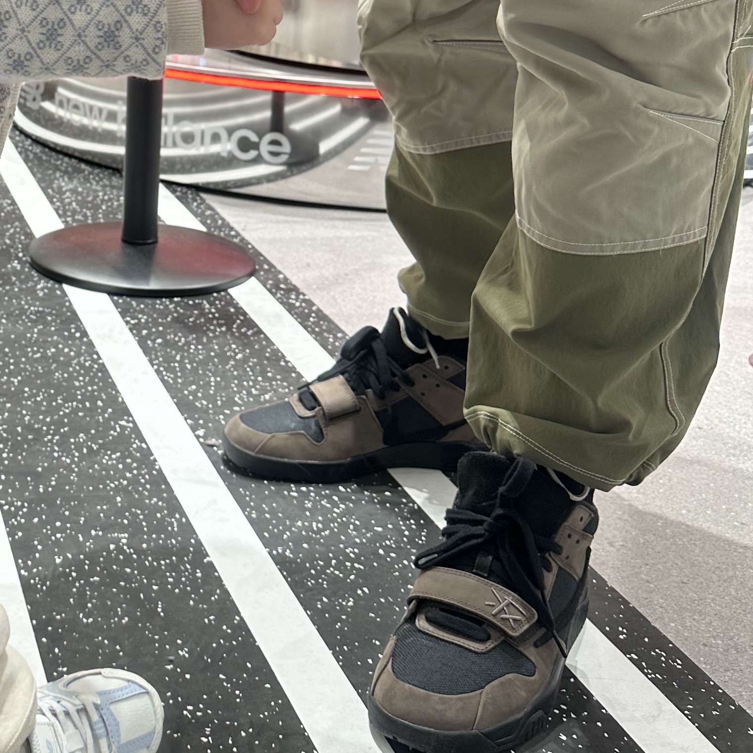 Nike ACG Smith Summit Cargo Pants Medium Olive - Asia, Jordan x Travis Scott Jumpman Jack TR Black and Dark Mocha 착용 스타일