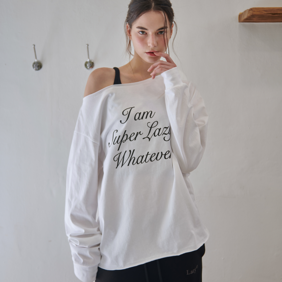 레이지지 슈퍼레이지 오프숄더 롱슬리브 티셔츠 화이트(Lazyz Super Lazy Off Shoulder Long Sleeve T-Shirt White) - 3