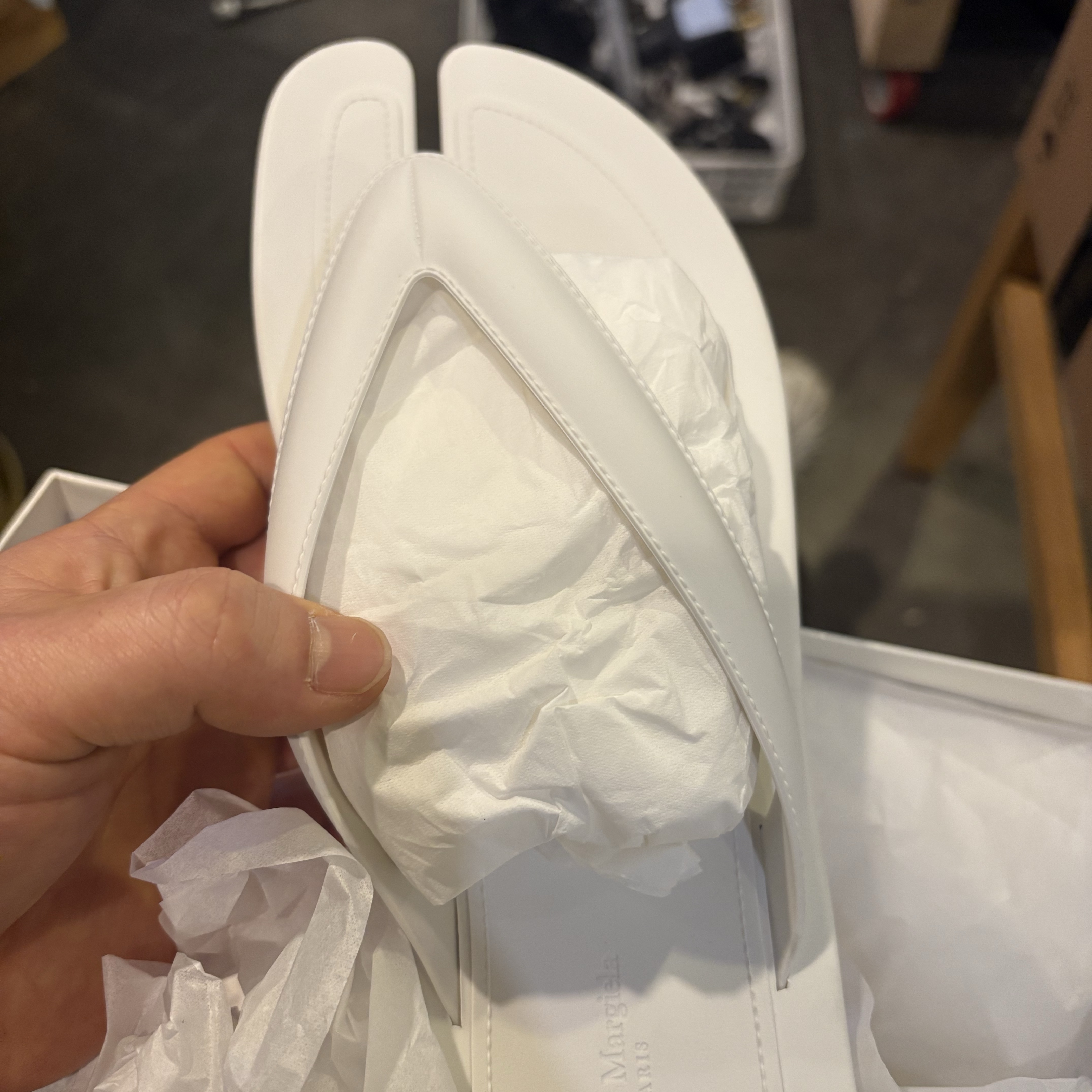 Maison Margiela Tabi Thong Sandal White 착용 스타일 - 2