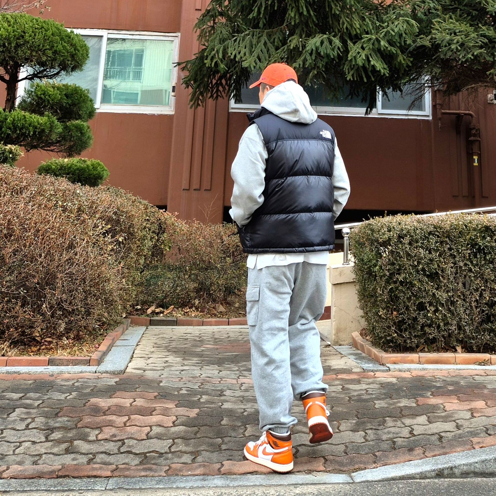 (W) Jordan 1 Retro High OG Starfish, The North Face Nuptse On Ball Vest Black 착용 스타일 - 1