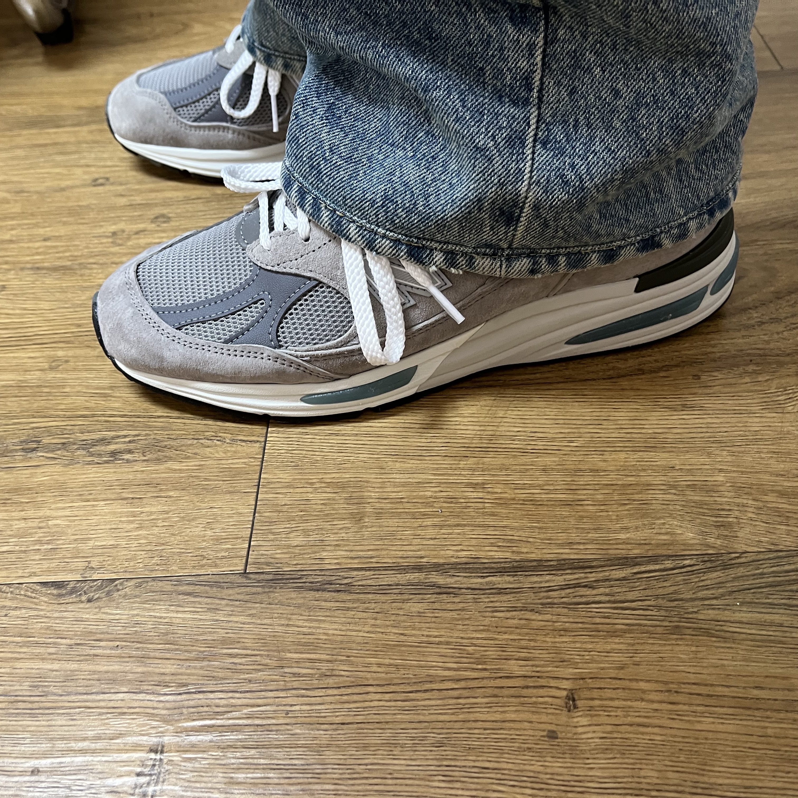 New Balance 991v2 Made in UK Rock Ridge Alloy Silver 착용 스타일