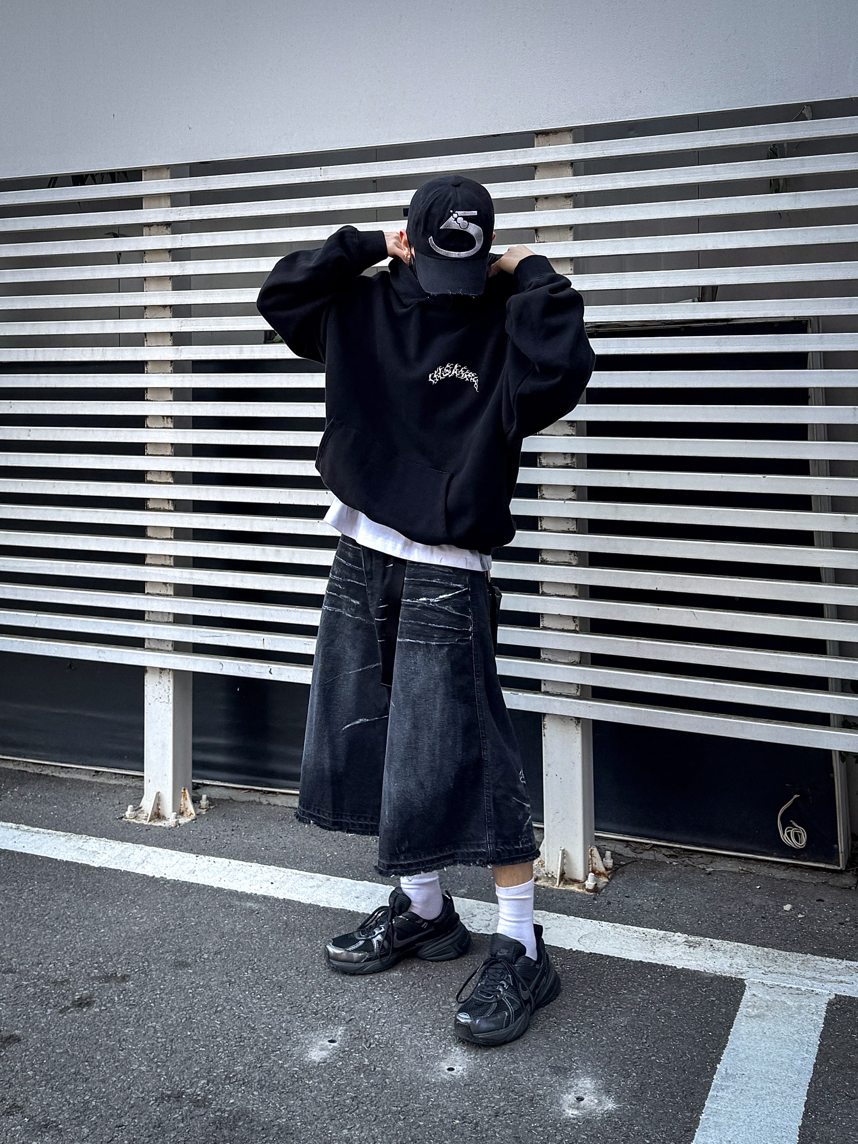 Nike V2K Run Black Anthracite 착용 스타일