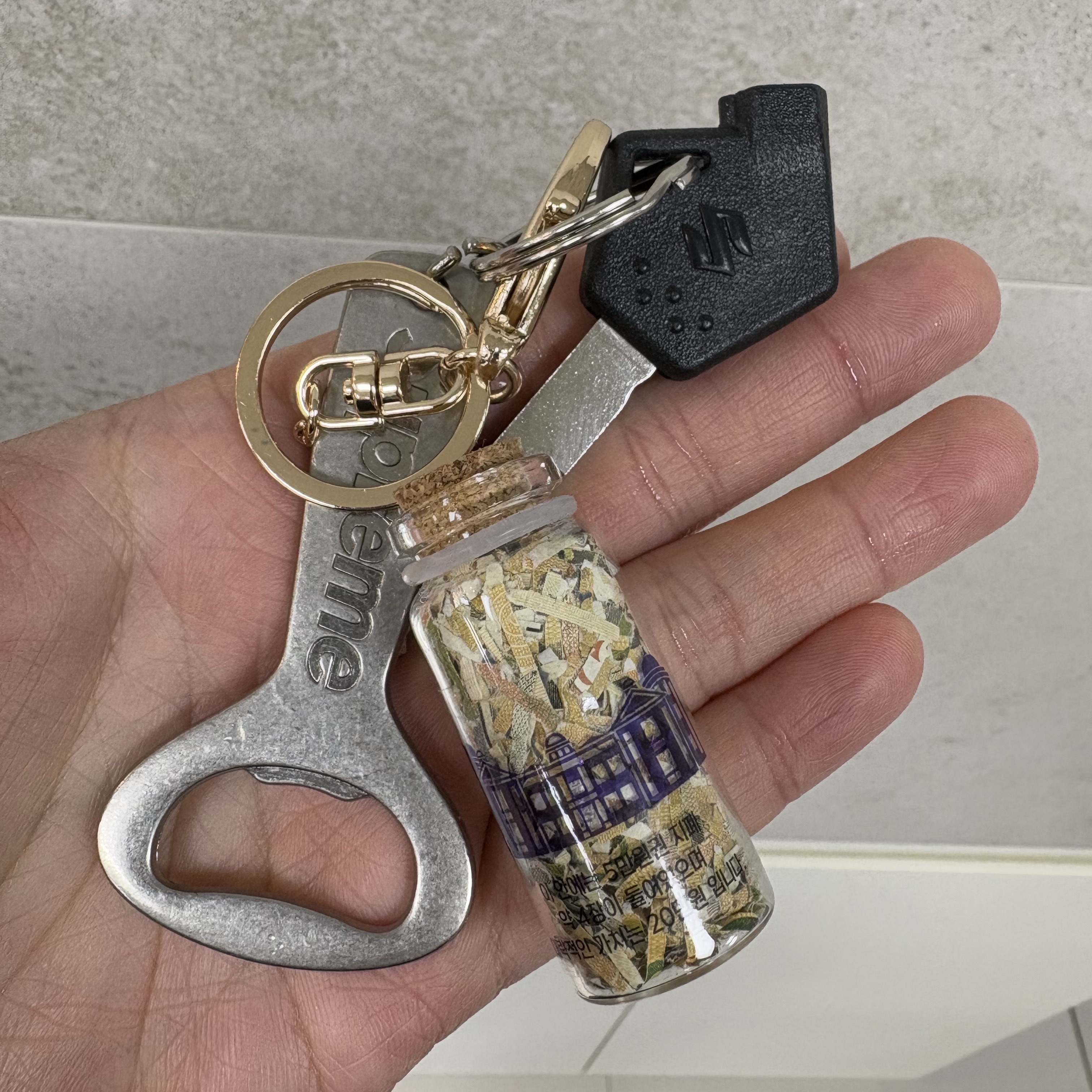 Supreme Bottle Opener Keychain Silver - 24FW 착용 스타일