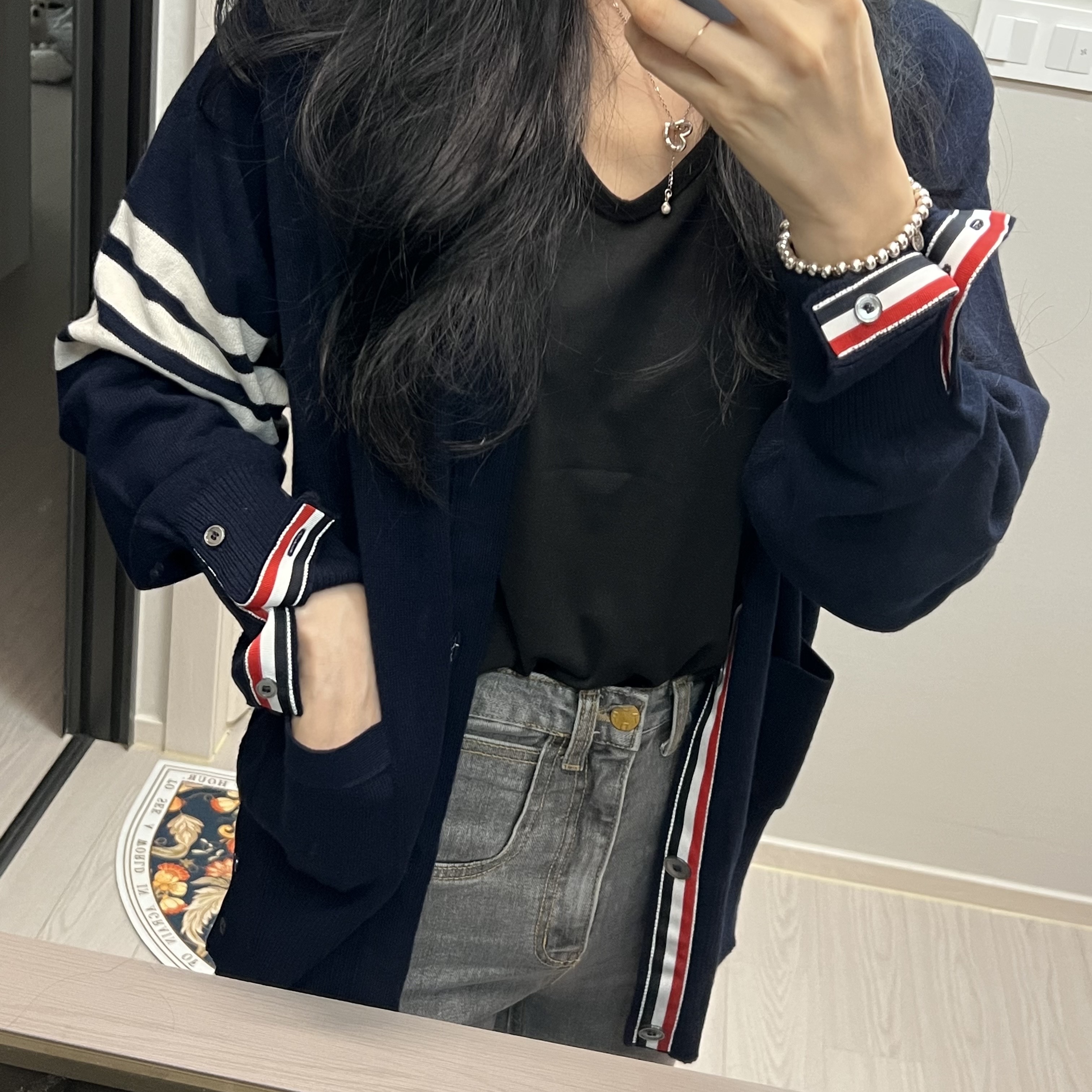 Thom Browne Cashmere 4-Bar Cardigan Navy 착용 스타일