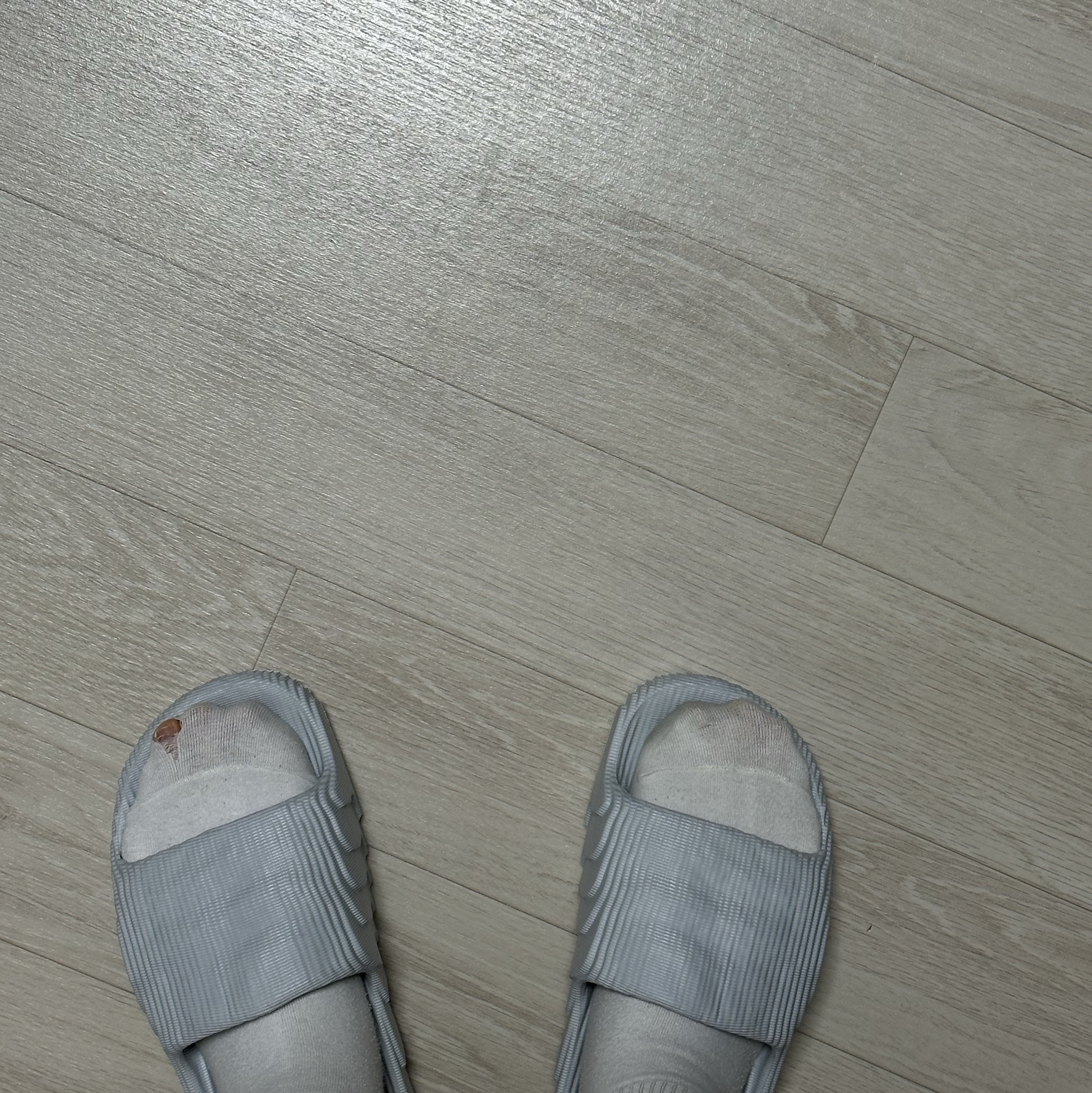 Adidas Adilette 22 Clear Grey 착용 스타일