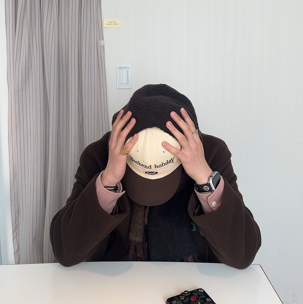 Uniqlo C Souffle Yarn Chunky Stole Brown, Musinsa Standard Cashmere Blend Oversized Single Coat Black 착용 스타일