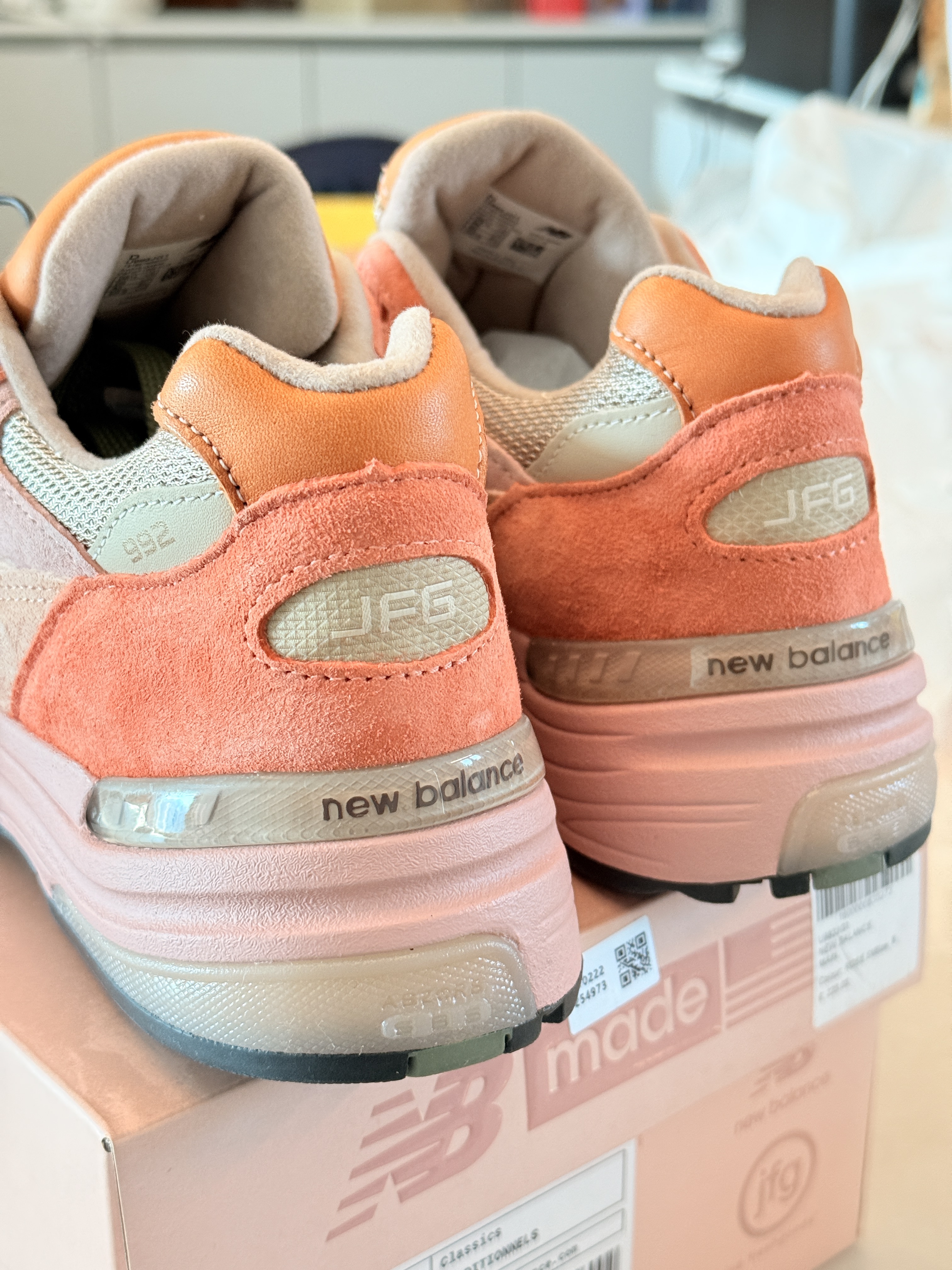 New Balance x Joe Freshgoods 992 Made in USA Aged Well, Adidas Yeezy Slide Onyx 착용 스타일 - 4