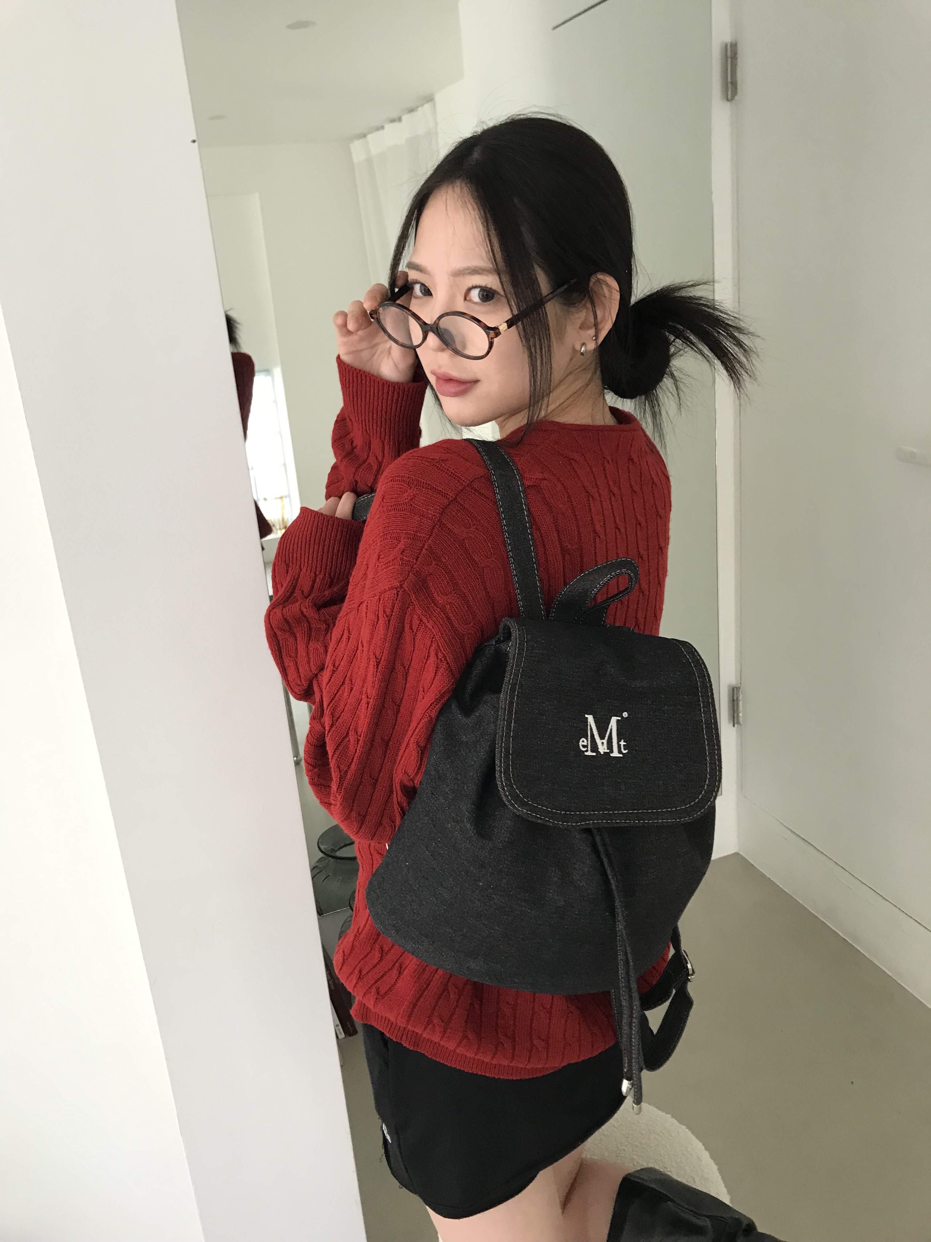 MUCENT Helmsley V-neck Cable Knit Cardigan Red 착용 스타일 - 3