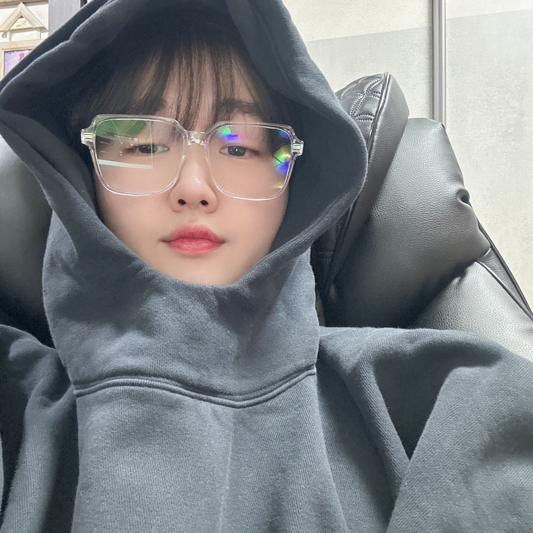Yeezy Gap Engineered By Balenciaga Dove Hoodie Washed Black 착용 스타일