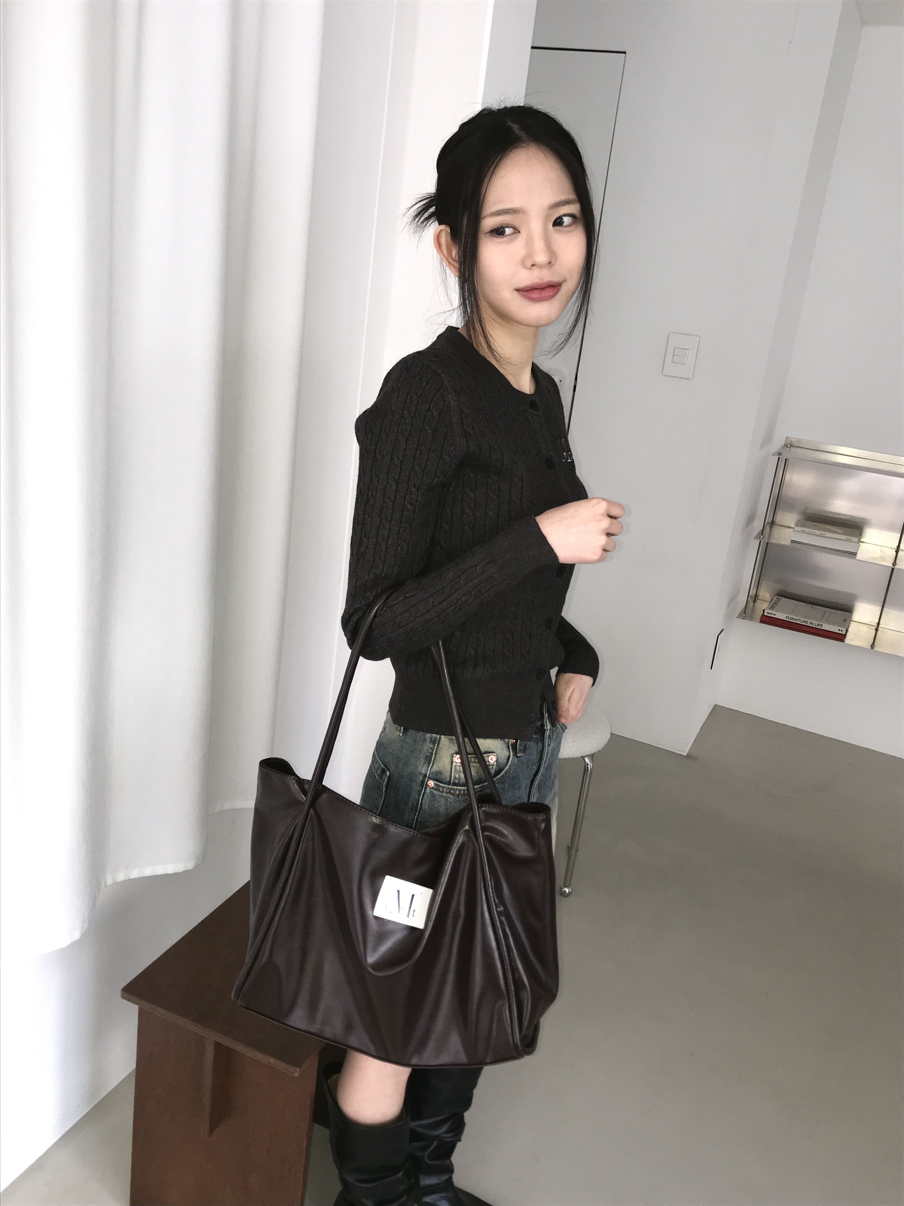 MUCENT Griek Leather Shoulder Bag Brown, MUCENT Adian Button Crop Knit Cardigan Charcoal 착용 스타일 - 1