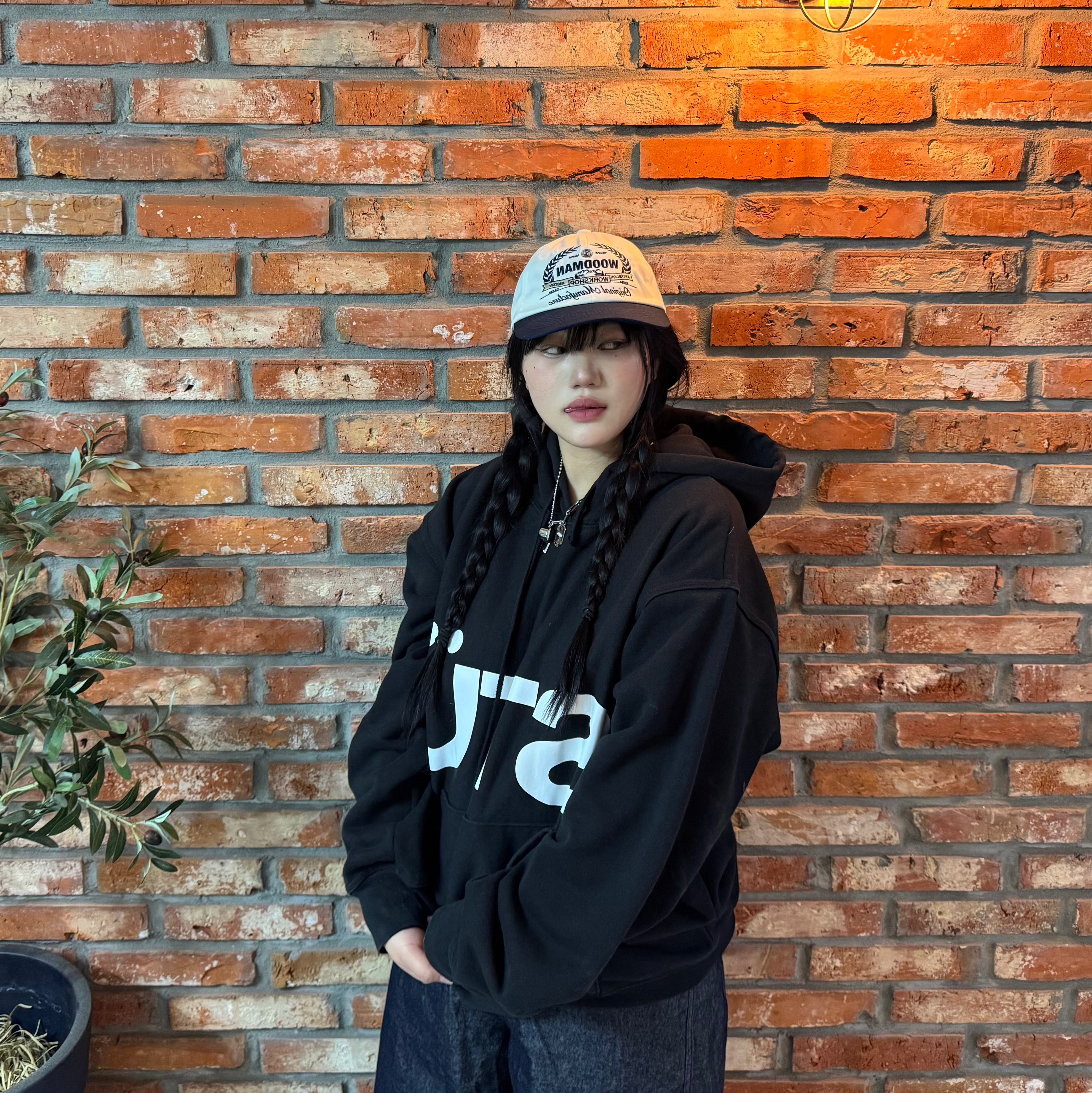 Stussy All Caps Hoodie Black 착용 스타일 - 2