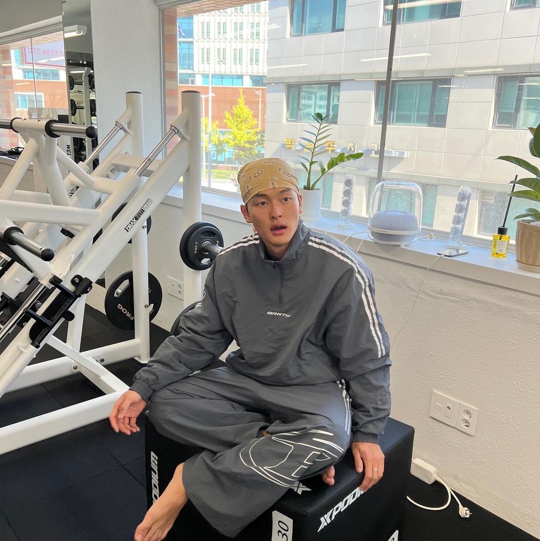 BORN TO WIN Reflective Line Big Symbol Anorak Jaket Charcoal, BORN TO WIN Reflective Line Big Symbol Wide Pants Charcoal 착용 스타일