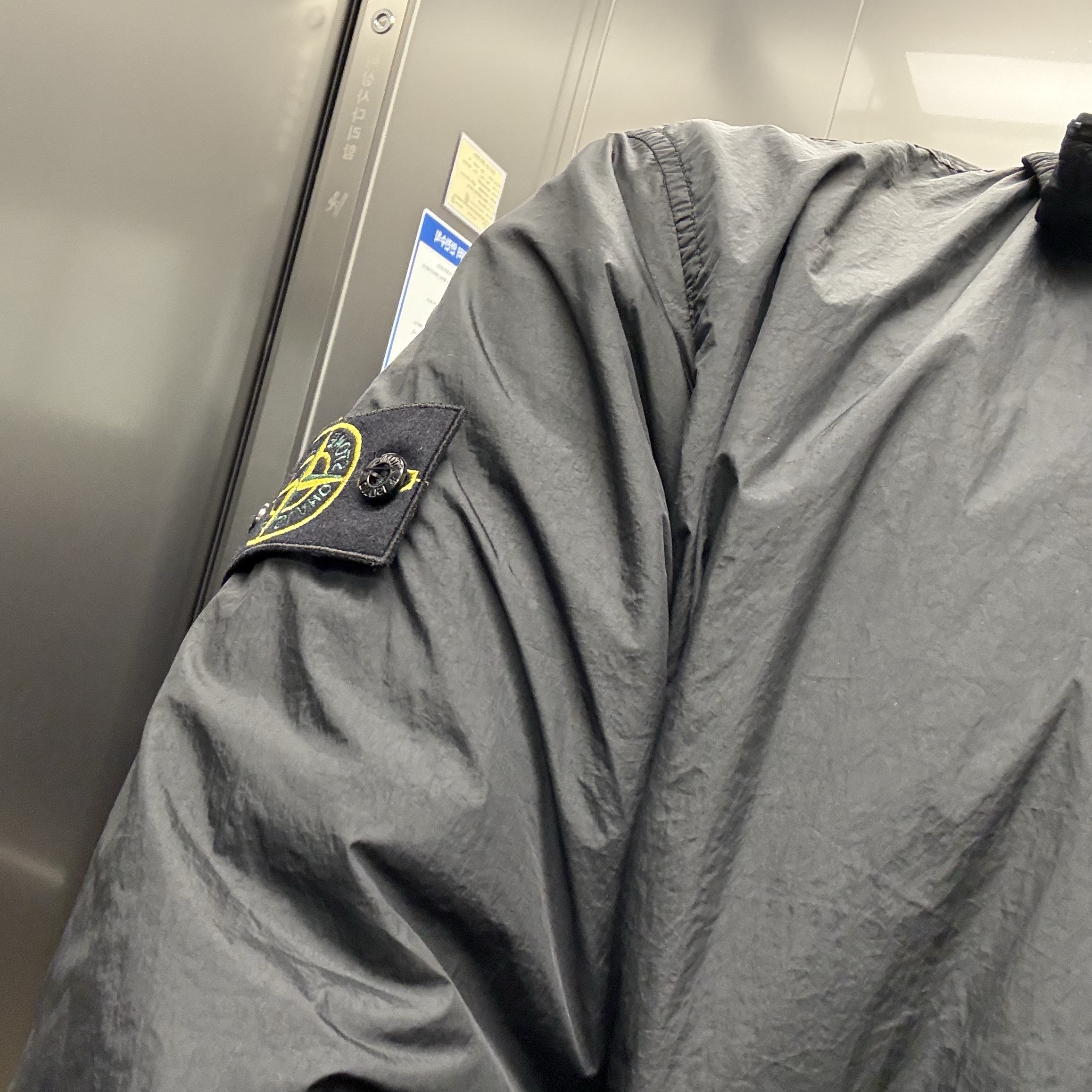 Stone Island 4100037 Crinkle Reps R-NY Wind Resistant Jacket Black - 25SS 착용 스타일