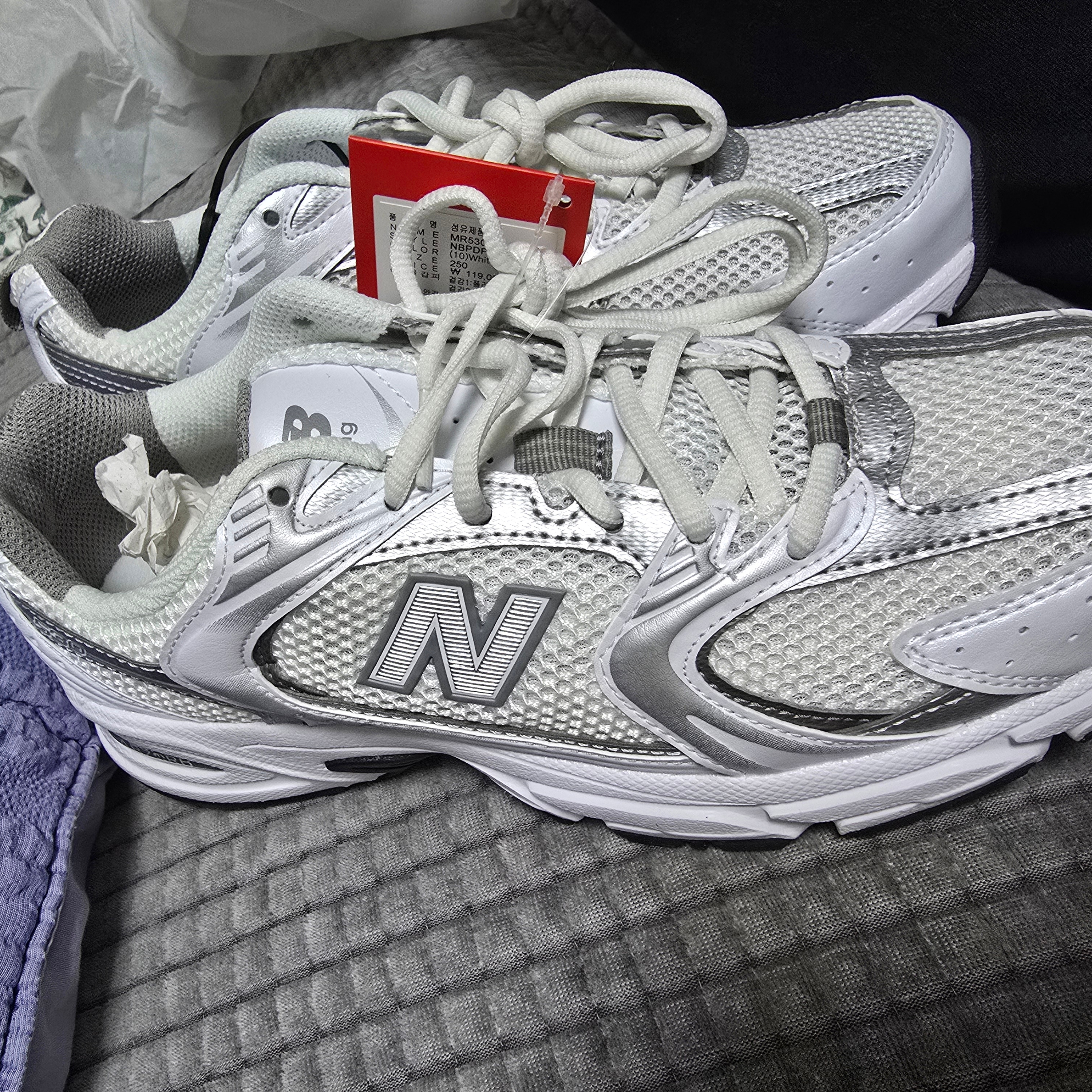 New Balance 530 White Silver 착용 스타일 - 3