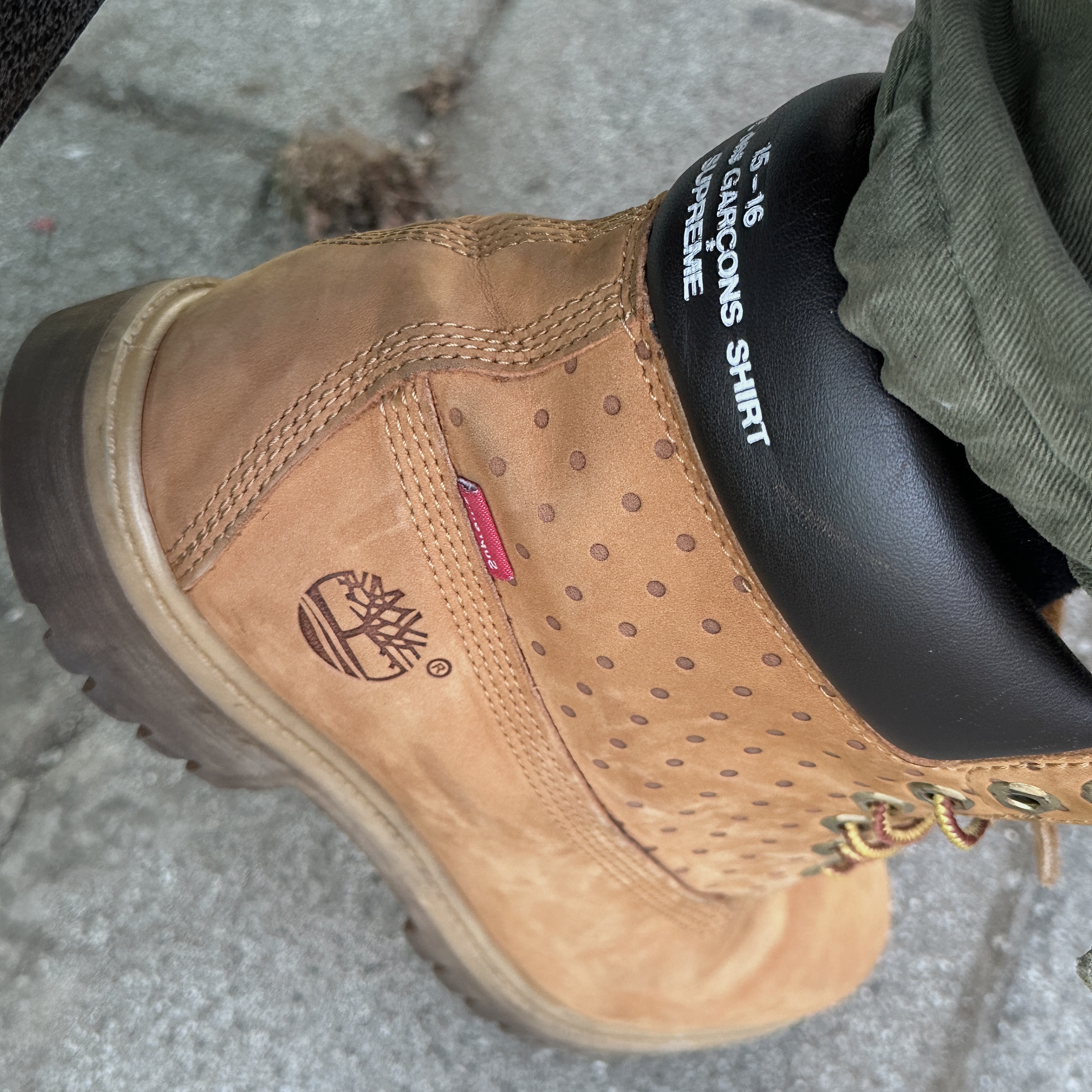 Timberland x Comme des Garcons Shirt x Supreme 6 Inch Boot Wheat - Medium 착용 스타일 - 2