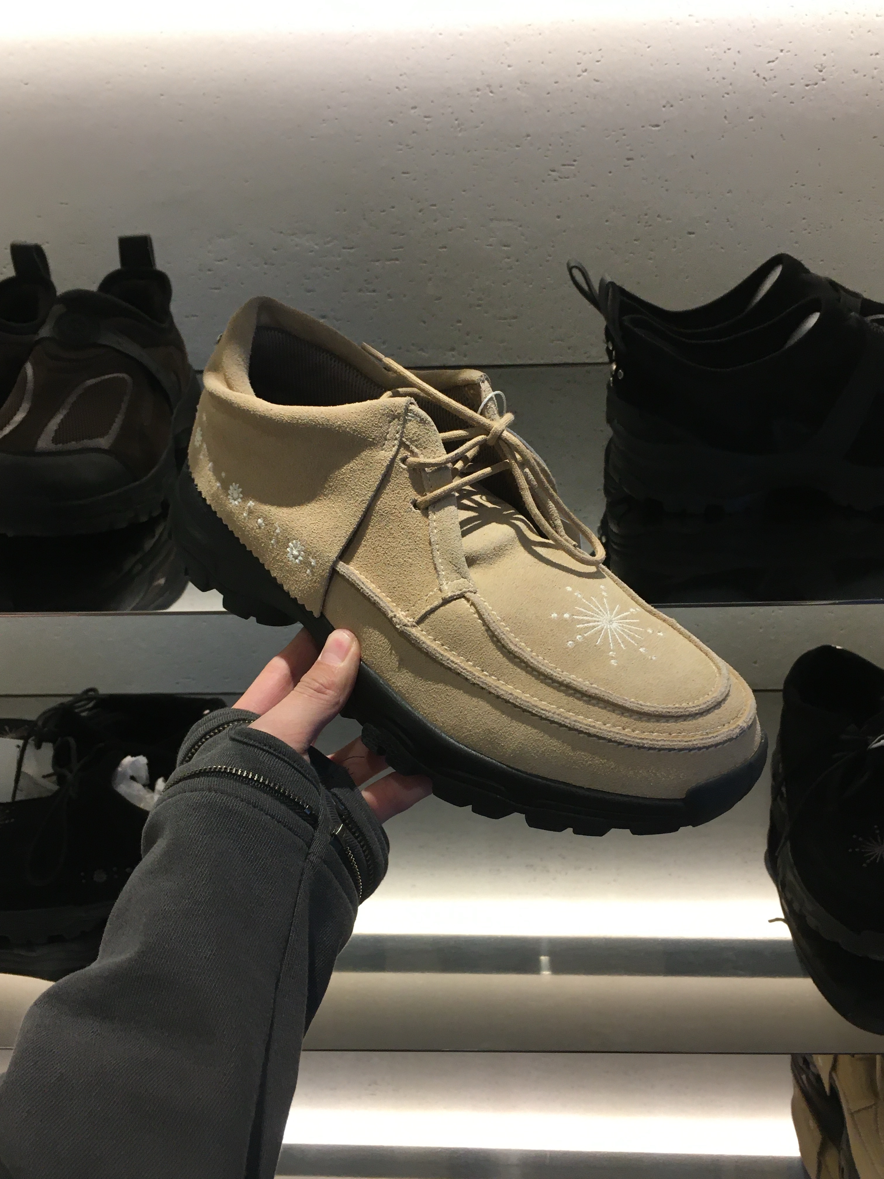 [KREAM 단독] Millo Archive X Negative Three Crescendo Desert Boots Beige, New Era 59Fifty MLB Authentic New York Yankees Game Navy 착용 스타일 - 3
