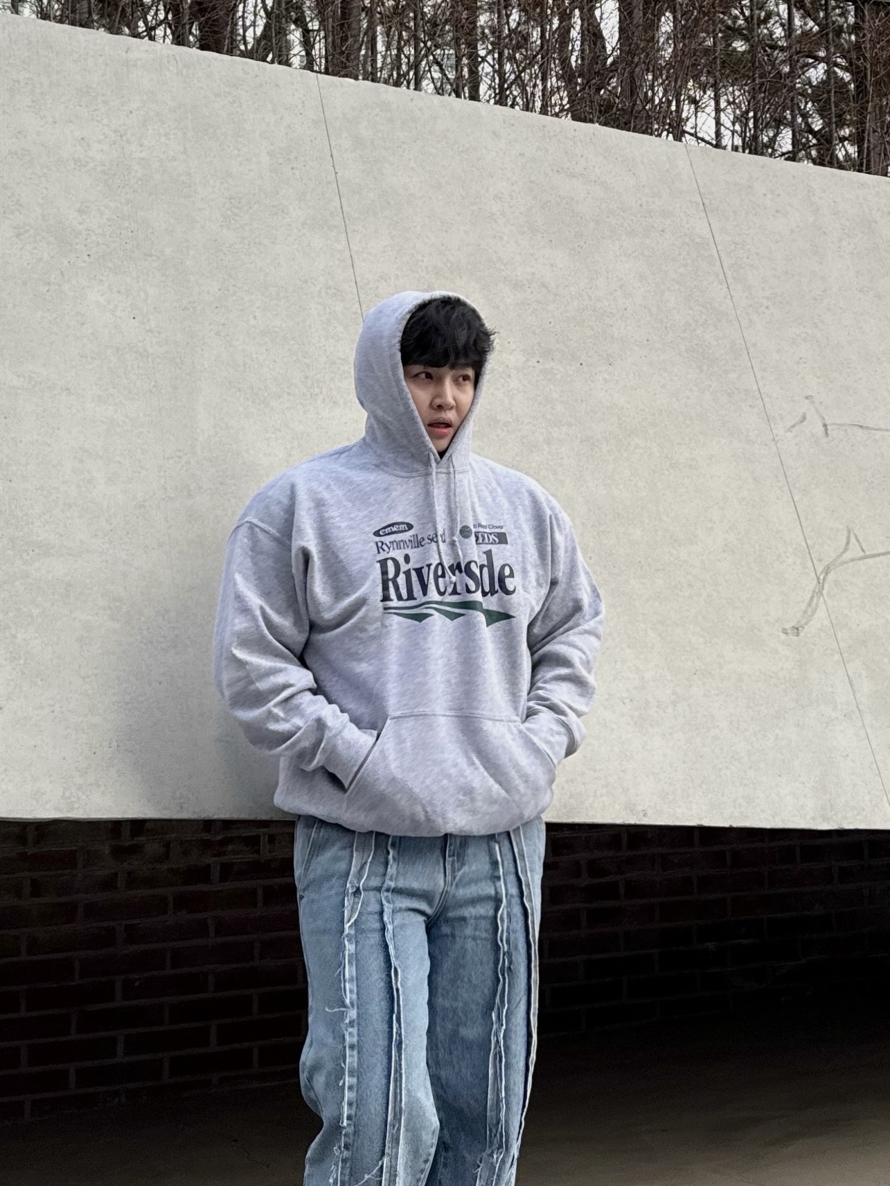 Gildan X EMEM Riverside Hoodie Gray 착용 스타일 - 2