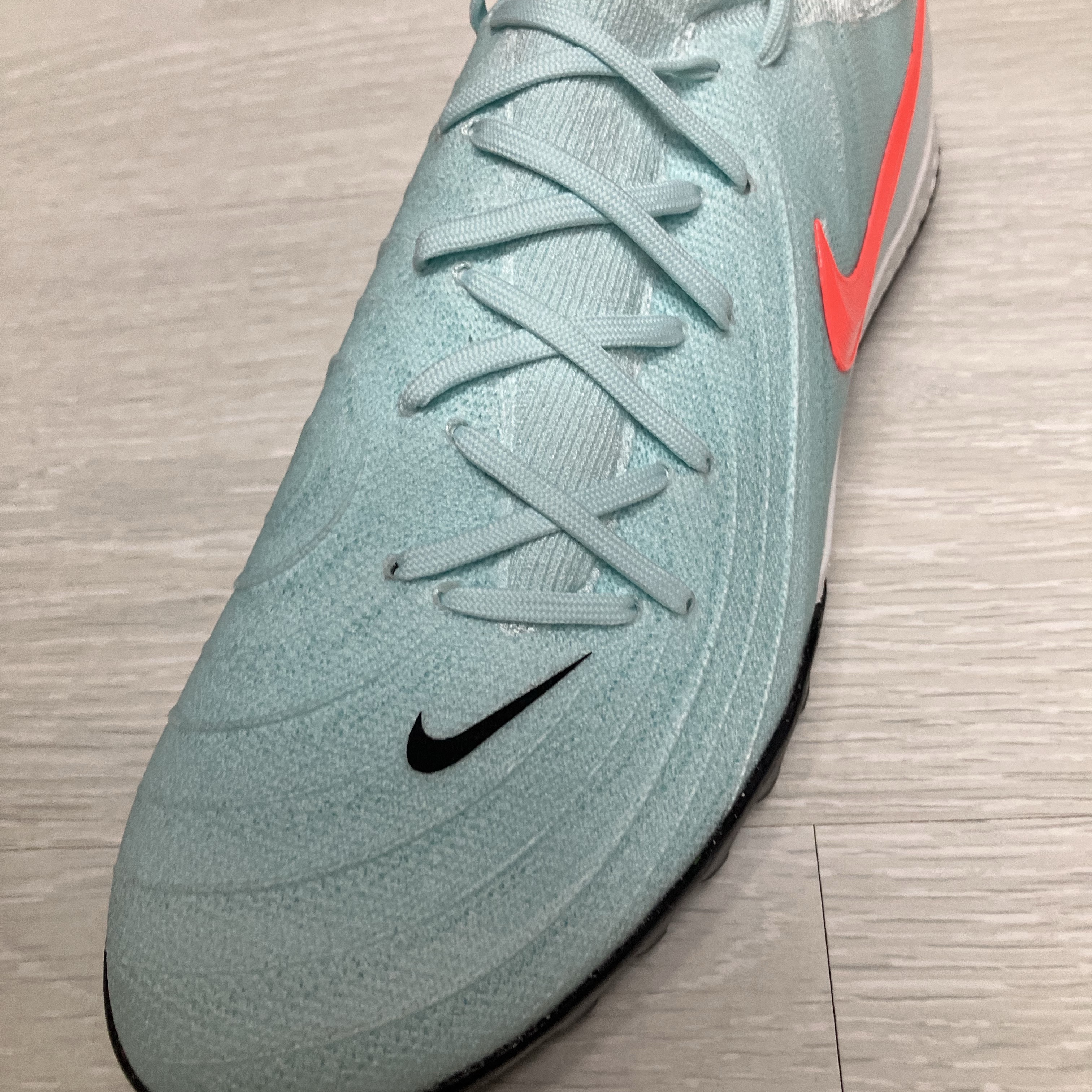 Nike Phantom GX 2 Pro TF Mint Atomic Red 착용 스타일 - 3