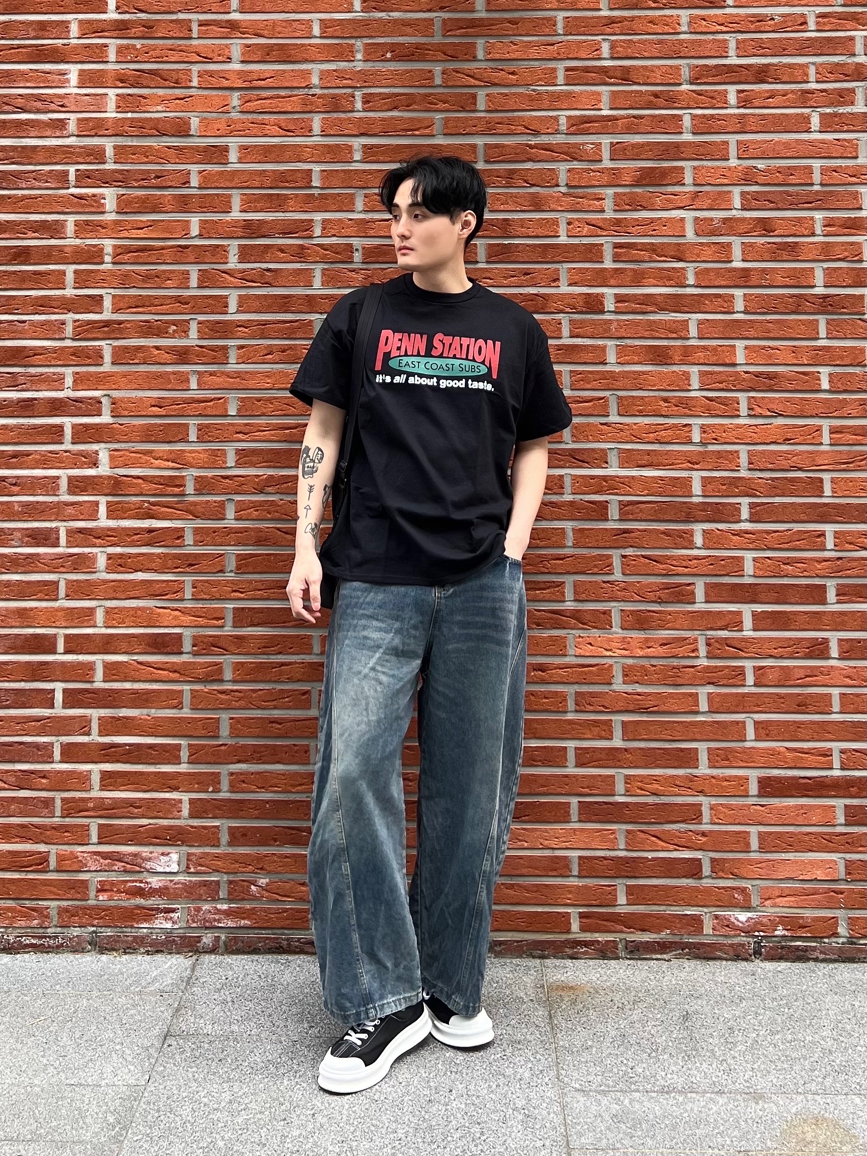Gildan X American Collection PENN STATION T-Shirt Black 착용 스타일 - 1