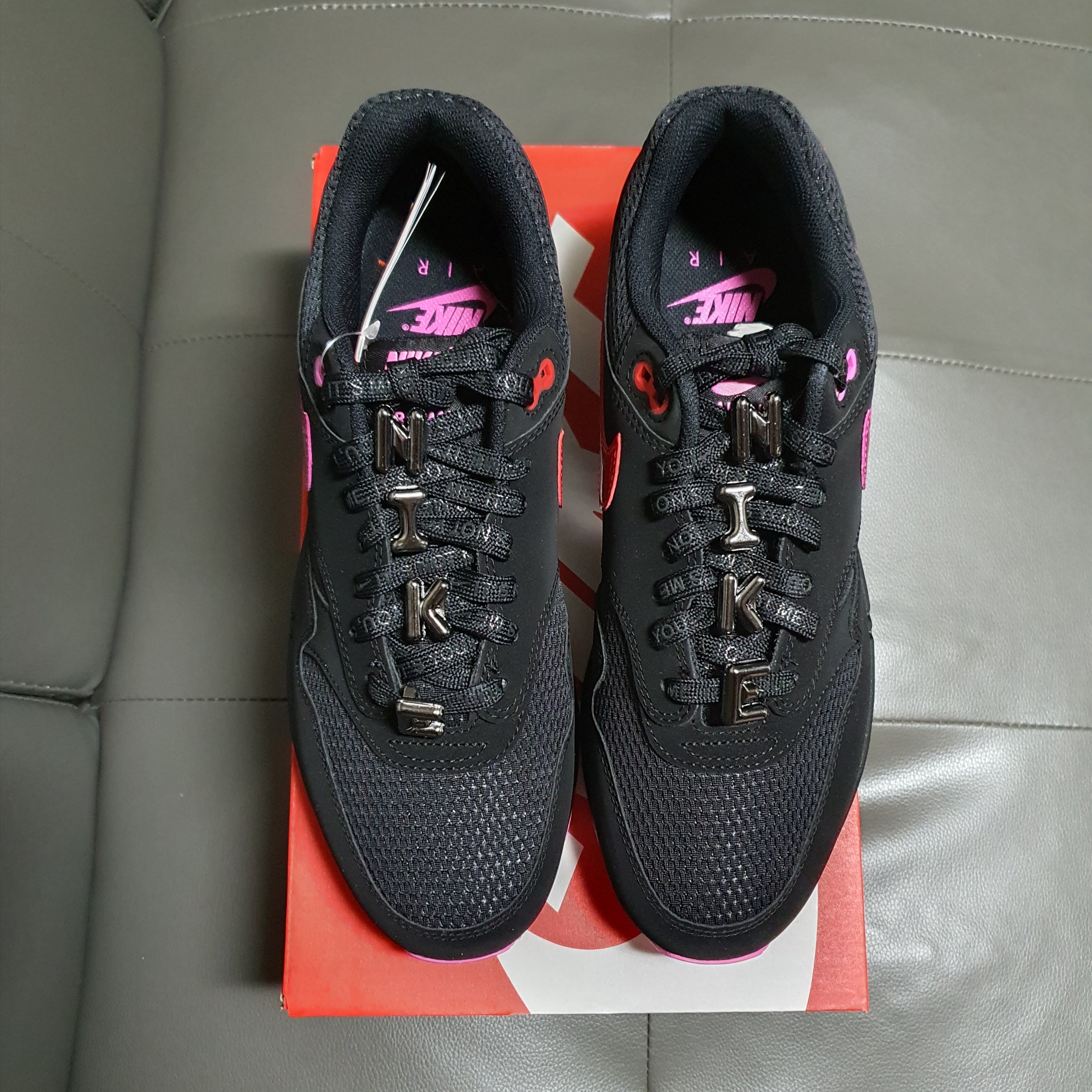 Nike Air Max 1 Premium Black and Playful Pink 착용 스타일