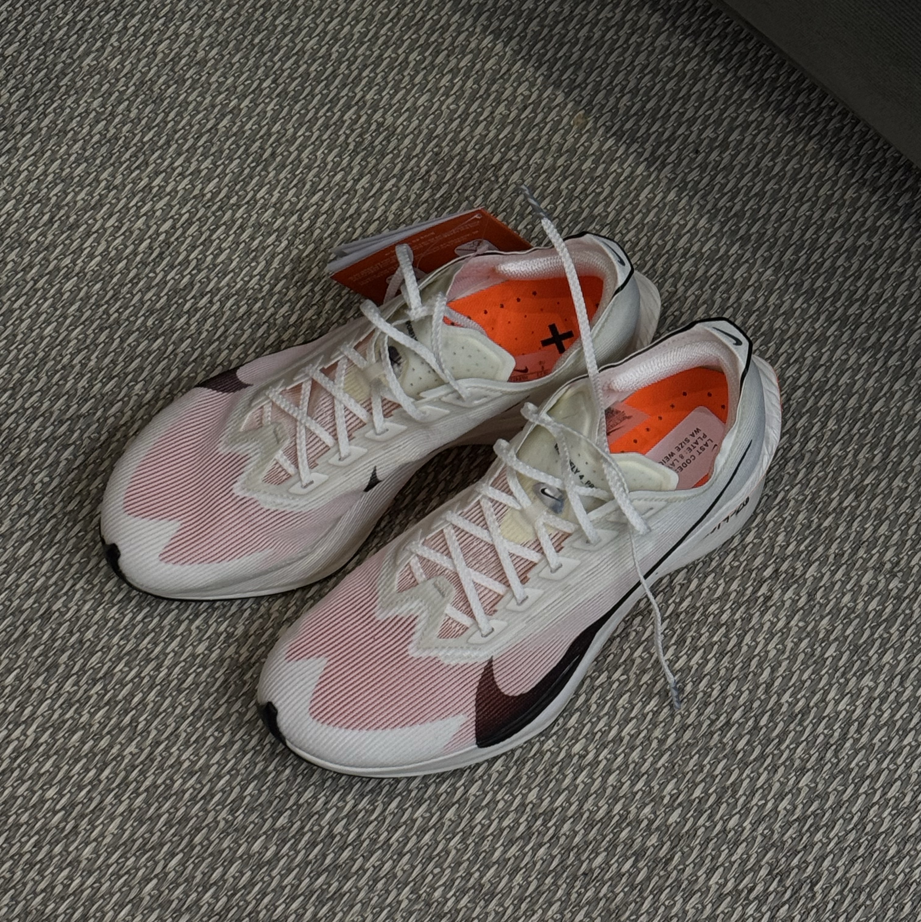 Nike ZoomX Vaporfly Next% 4 Proto Sail Total Orange, Nike Air Zoom Alphafly Next% 3 Proto White Total Orange 착용 스타일 - 1