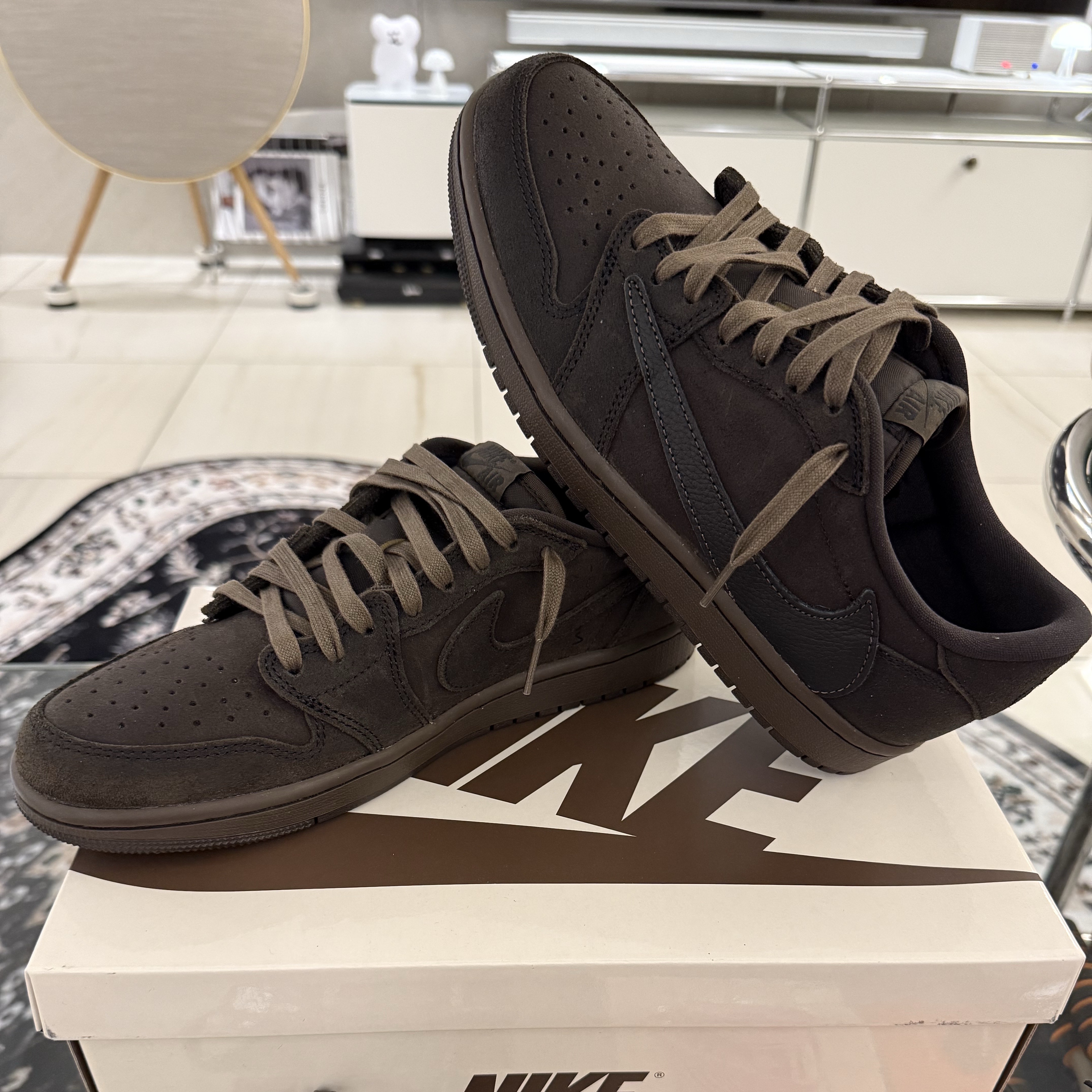 Jordan 1 x Travis Scott Retro Low OG SP Velvet Brown and Dark Mocha 착용 스타일 - 1