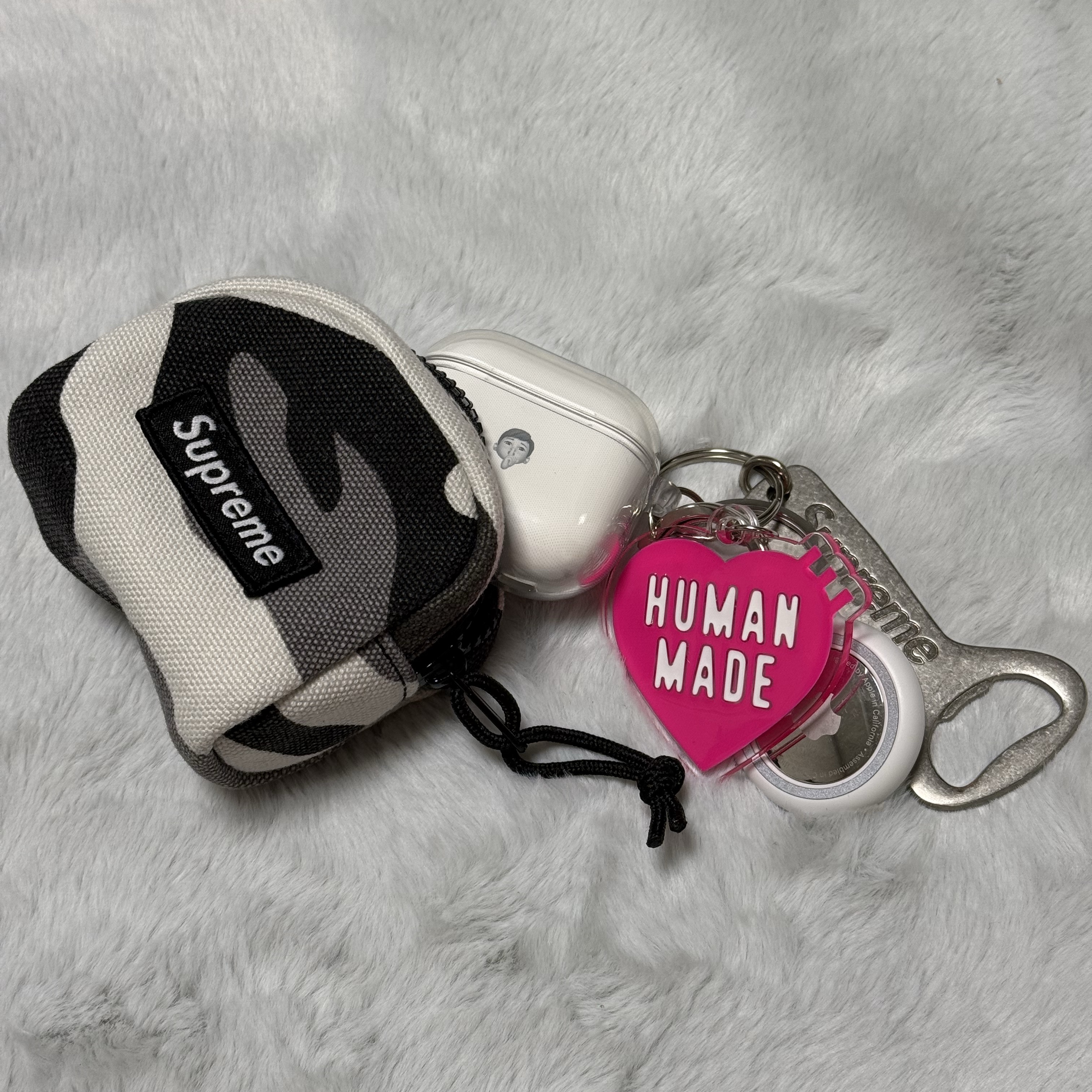 Supreme Camera Bag + Mini Pouch Snow Camo - 25SS, Apple AirPods 4th Gen with Active Noise Cancellation (Korean Ver.) 착용 스타일
