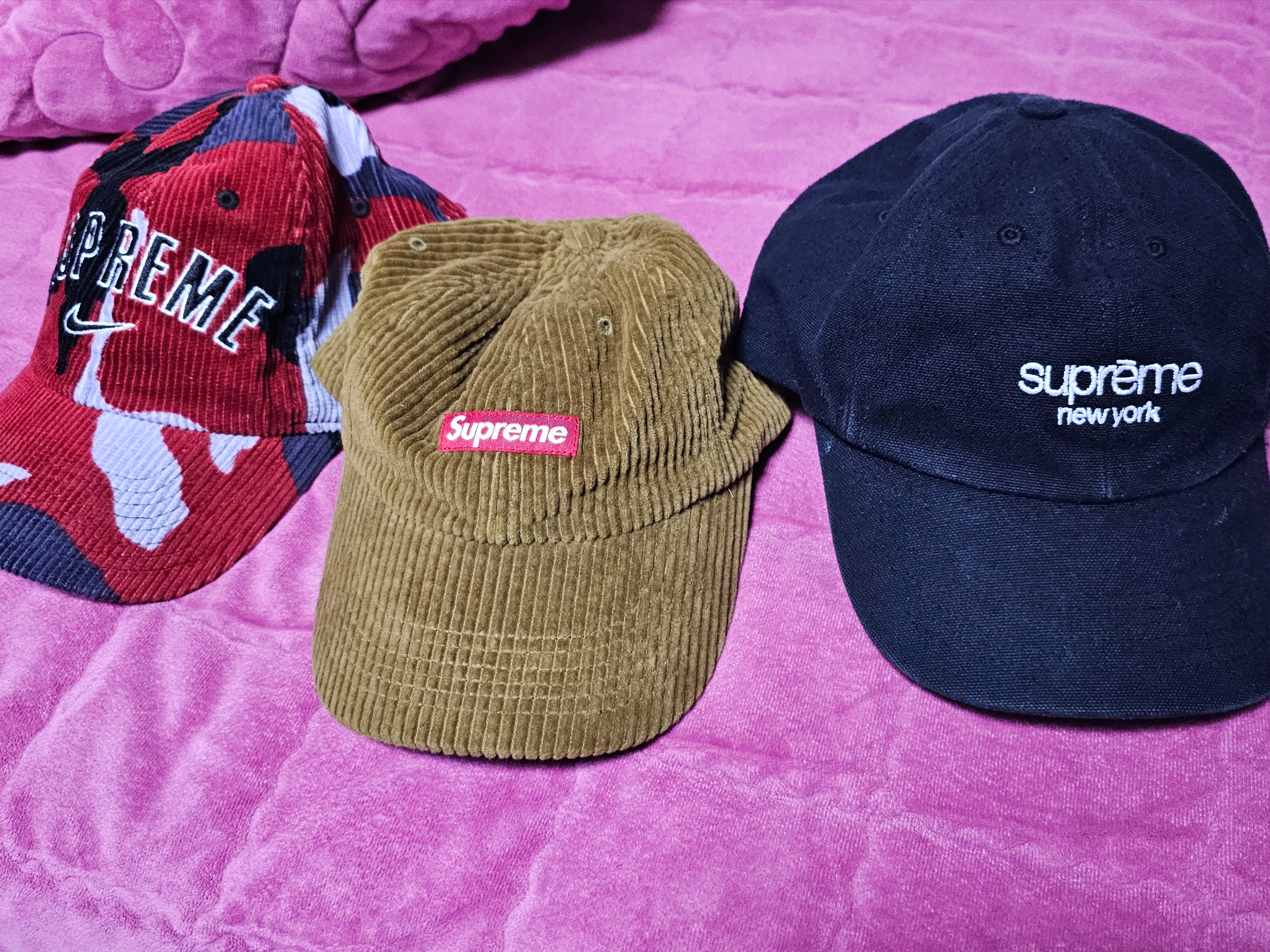 Supreme Classic Logo 6-Panel Black - 23SS, Supreme x Nike Arc Corduroy 6-Panel Red Camo - 22SS 착용 스타일