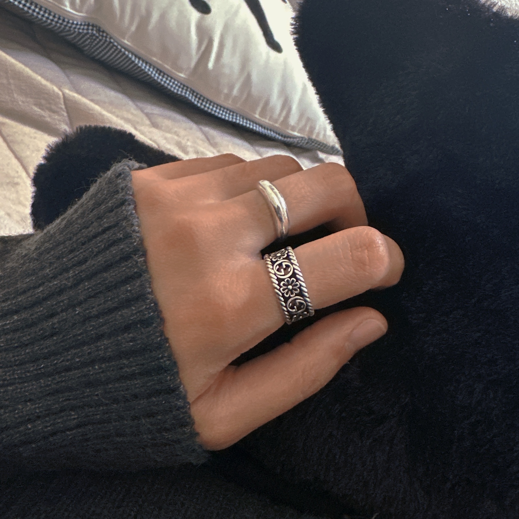 Gucci Interlocking G Silver Ring Silver Aged Finish 착용 스타일 - 1