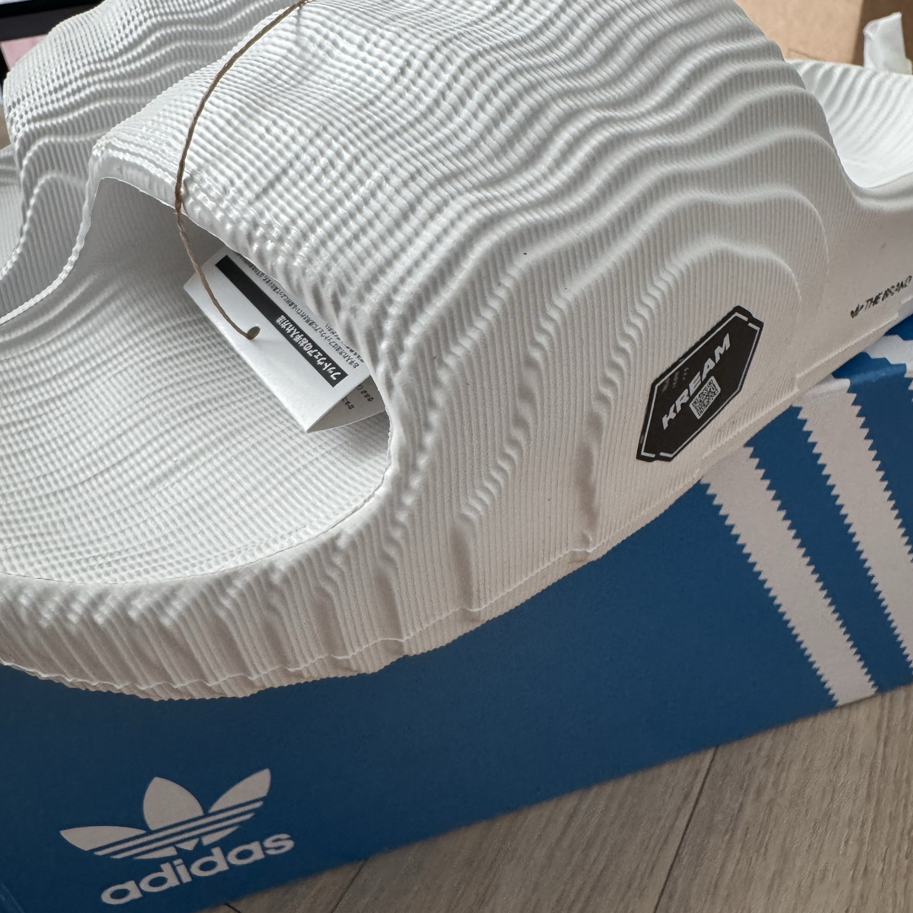 Adidas Adilette 22 Crystal White 착용 스타일