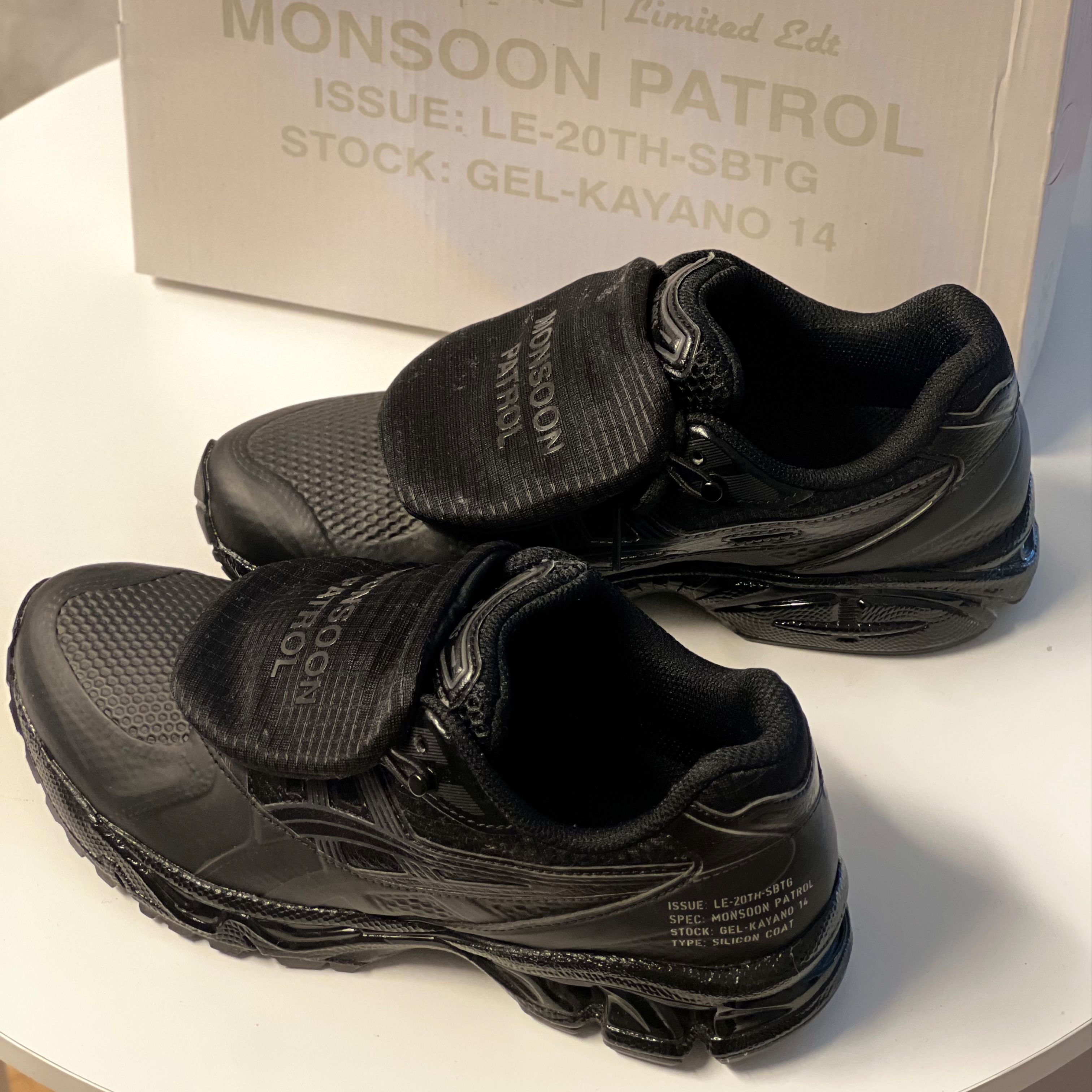 Asics x Limited Edt x SBTG Gel-Kayano 14 Monsoon Patrol Black 착용 스타일 - 2