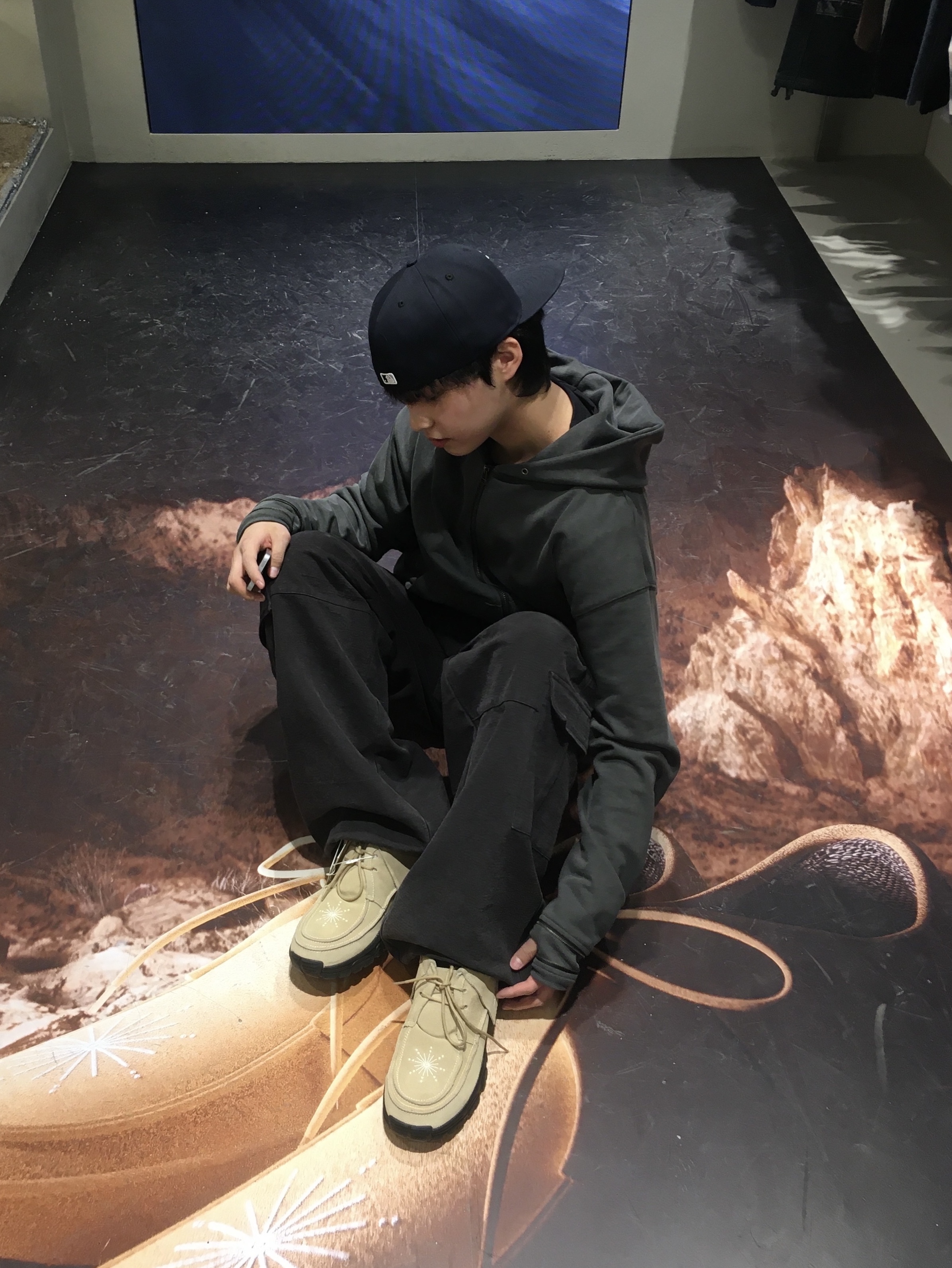 [KREAM 단독] Millo Archive X Negative Three Crescendo Desert Boots Beige, New Era 59Fifty MLB Authentic New York Yankees Game Navy 착용 스타일 - 1