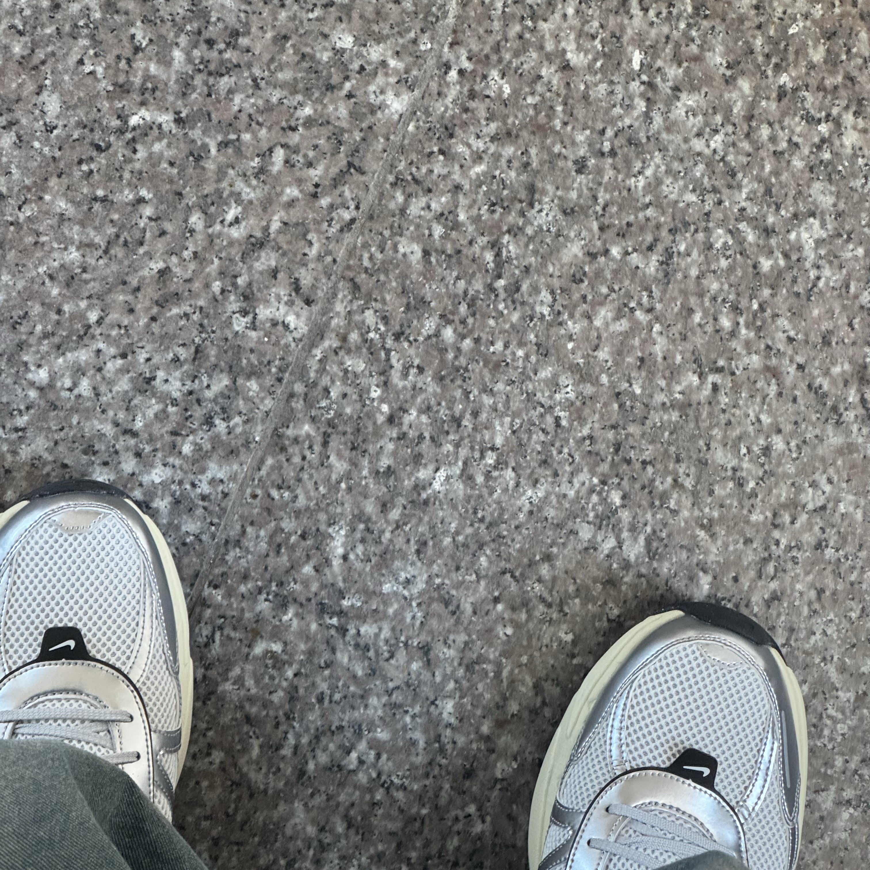 Nike V2K Run Pure Platinum Light Iron Ore 착용 스타일 - 2