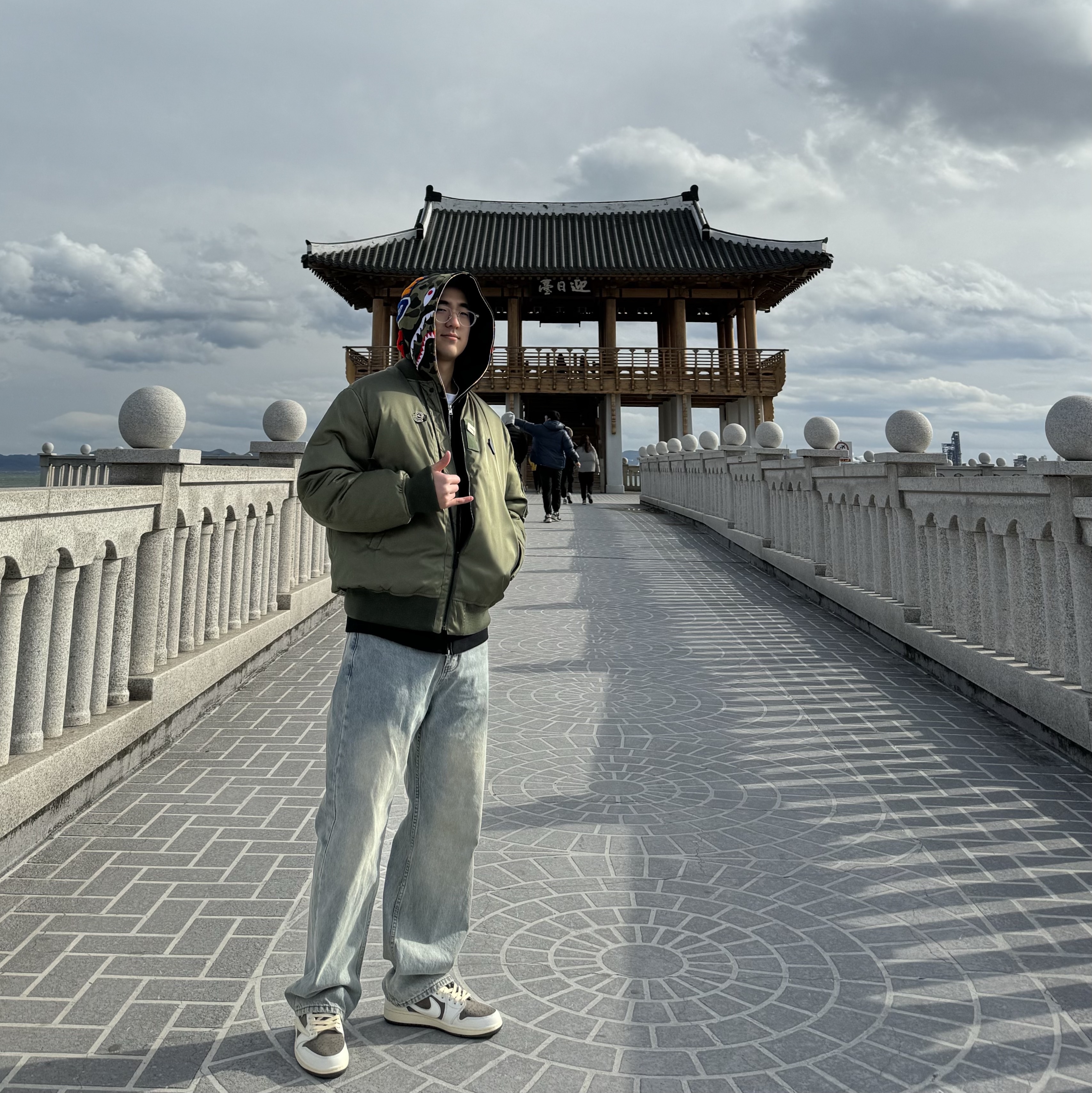Jordan 1 x Travis Scott Retro Low OG SP Sail and Ridgerock, BAPE Shark Full Zip Hoodie Black 착용 스타일