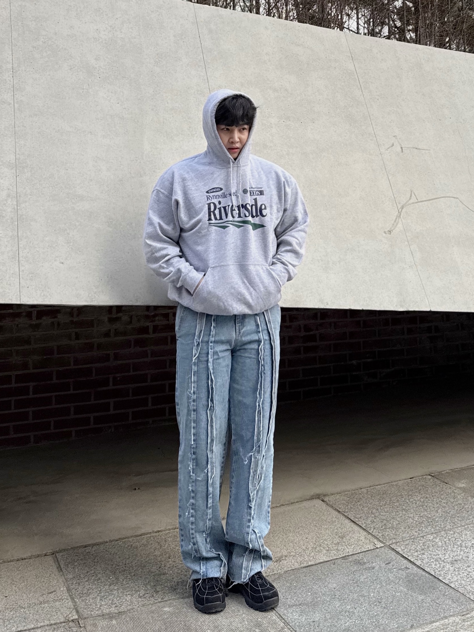 Gildan X EMEM Riverside Hoodie Gray 착용 스타일 - 3