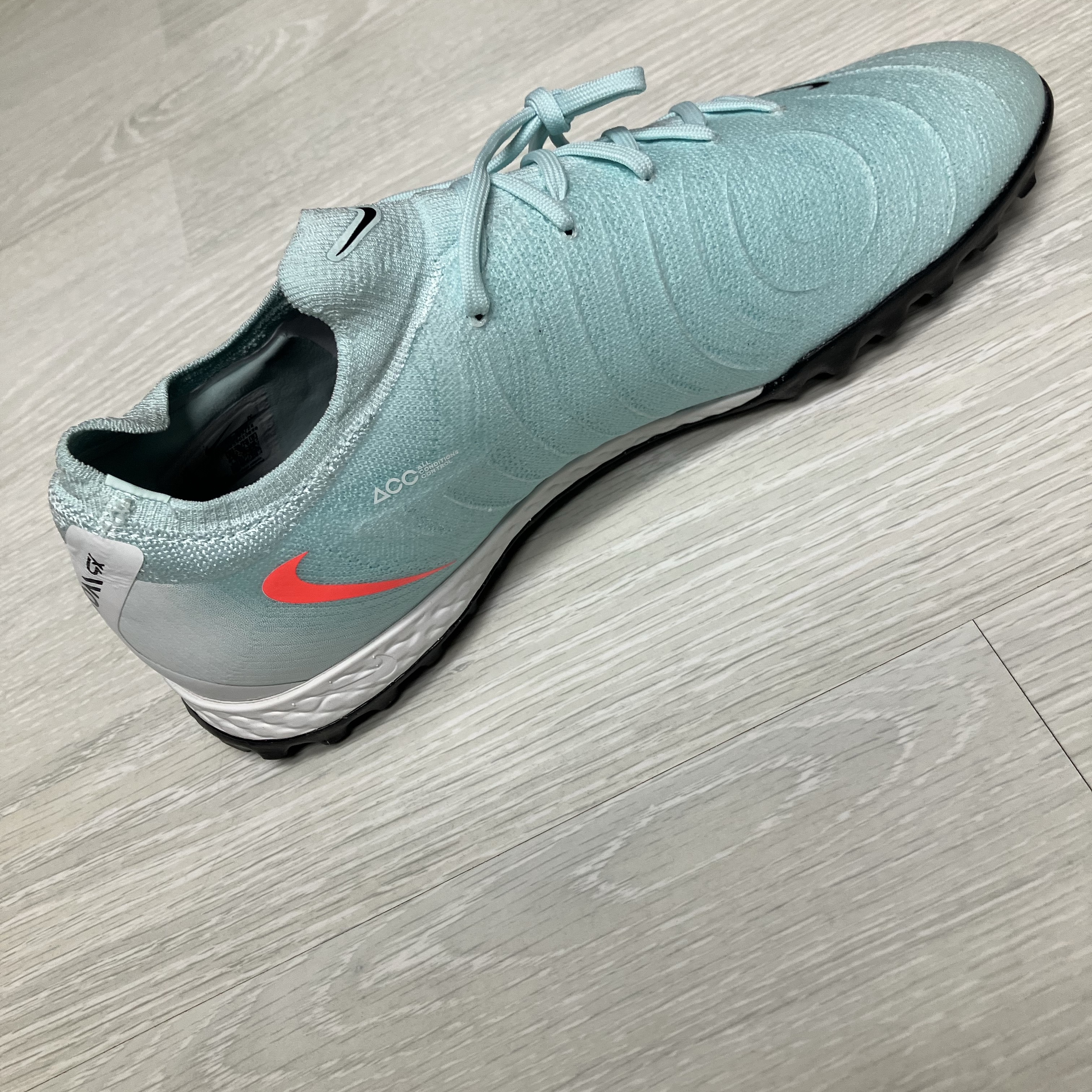 Nike Phantom GX 2 Pro TF Mint Atomic Red 착용 스타일 - 2
