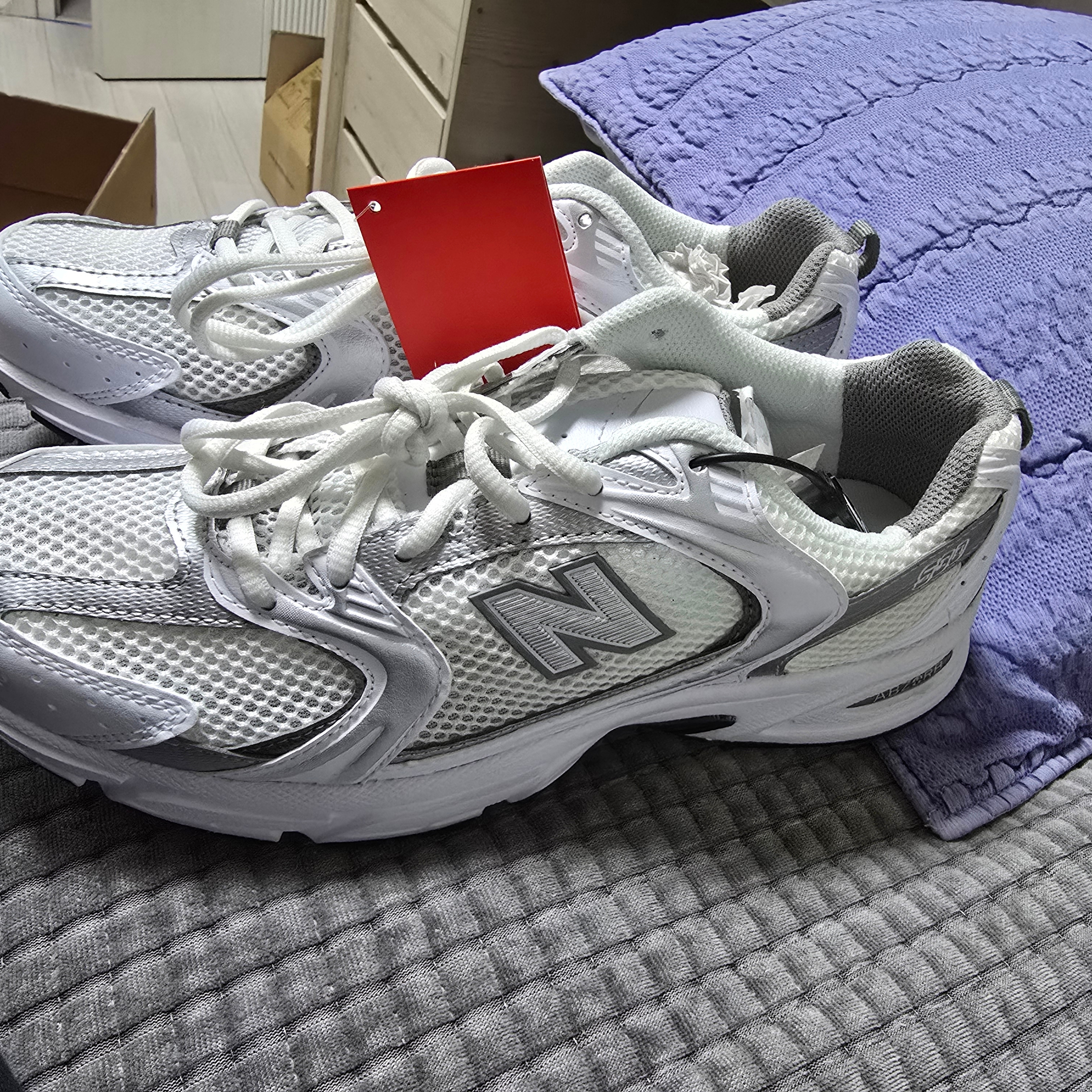 New Balance 530 White Silver 착용 스타일 - 2