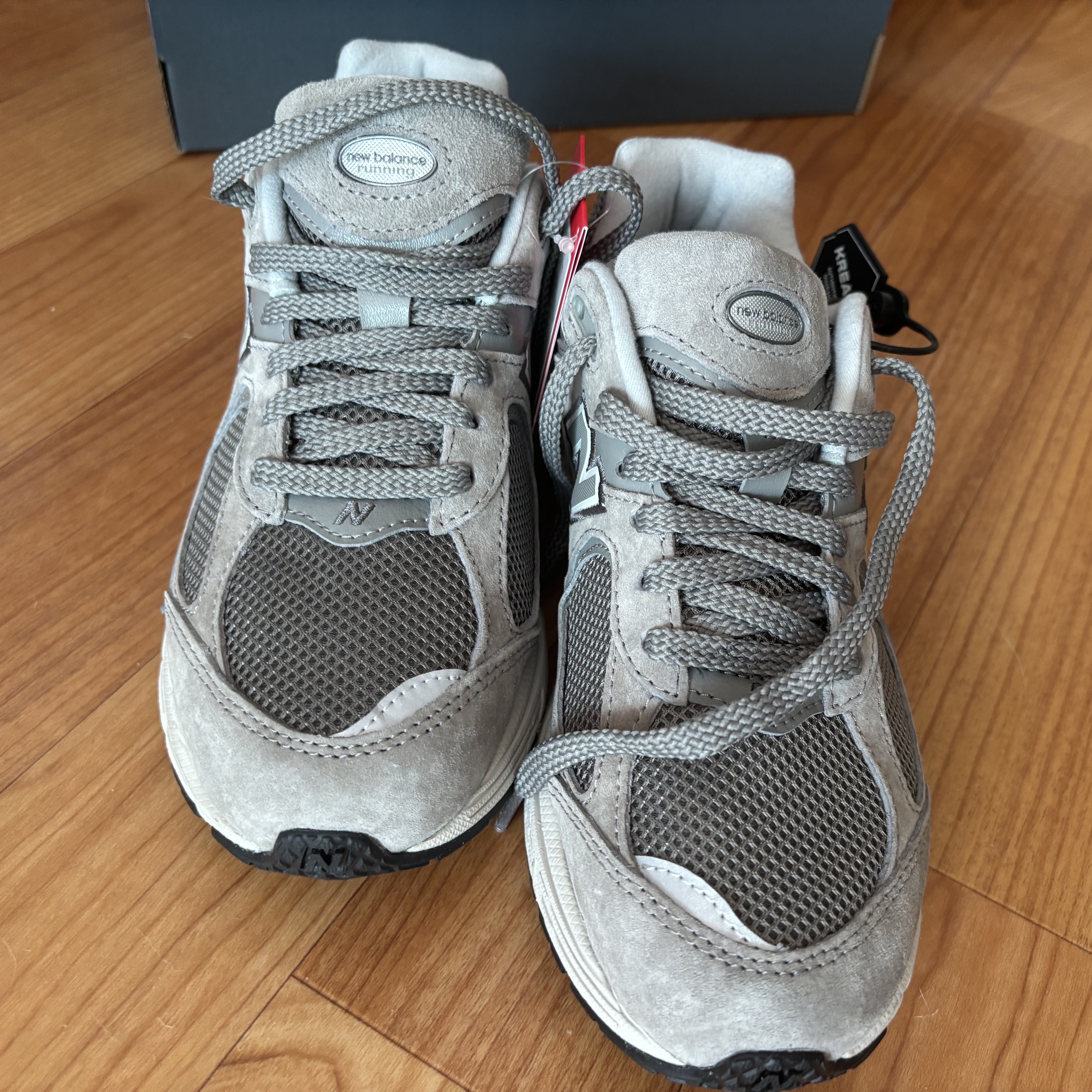 New Balance 2002R Grey 착용 스타일