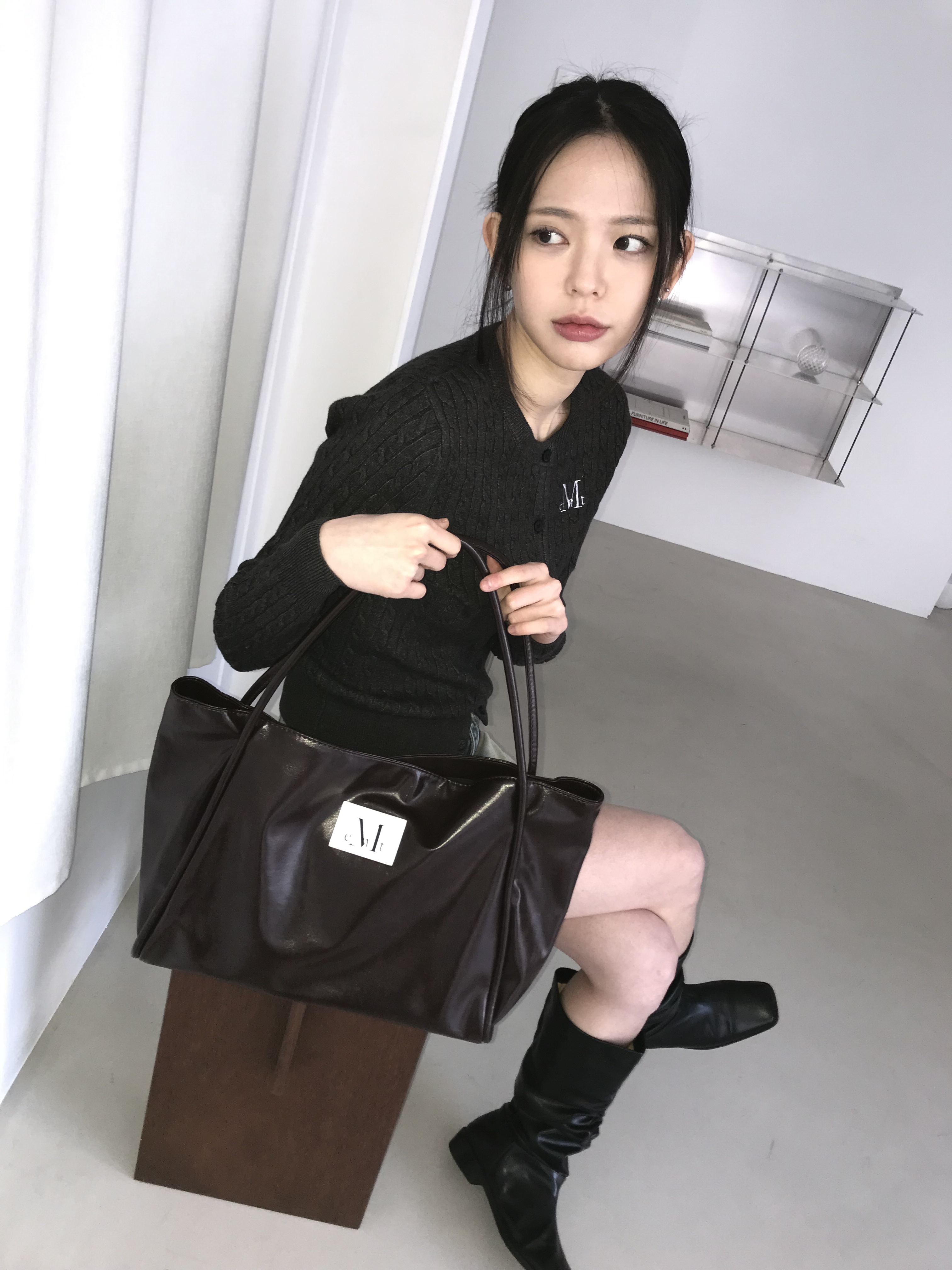 MUCENT Griek Leather Shoulder Bag Brown, MUCENT Adian Button Crop Knit Cardigan Charcoal 착용 스타일 - 2