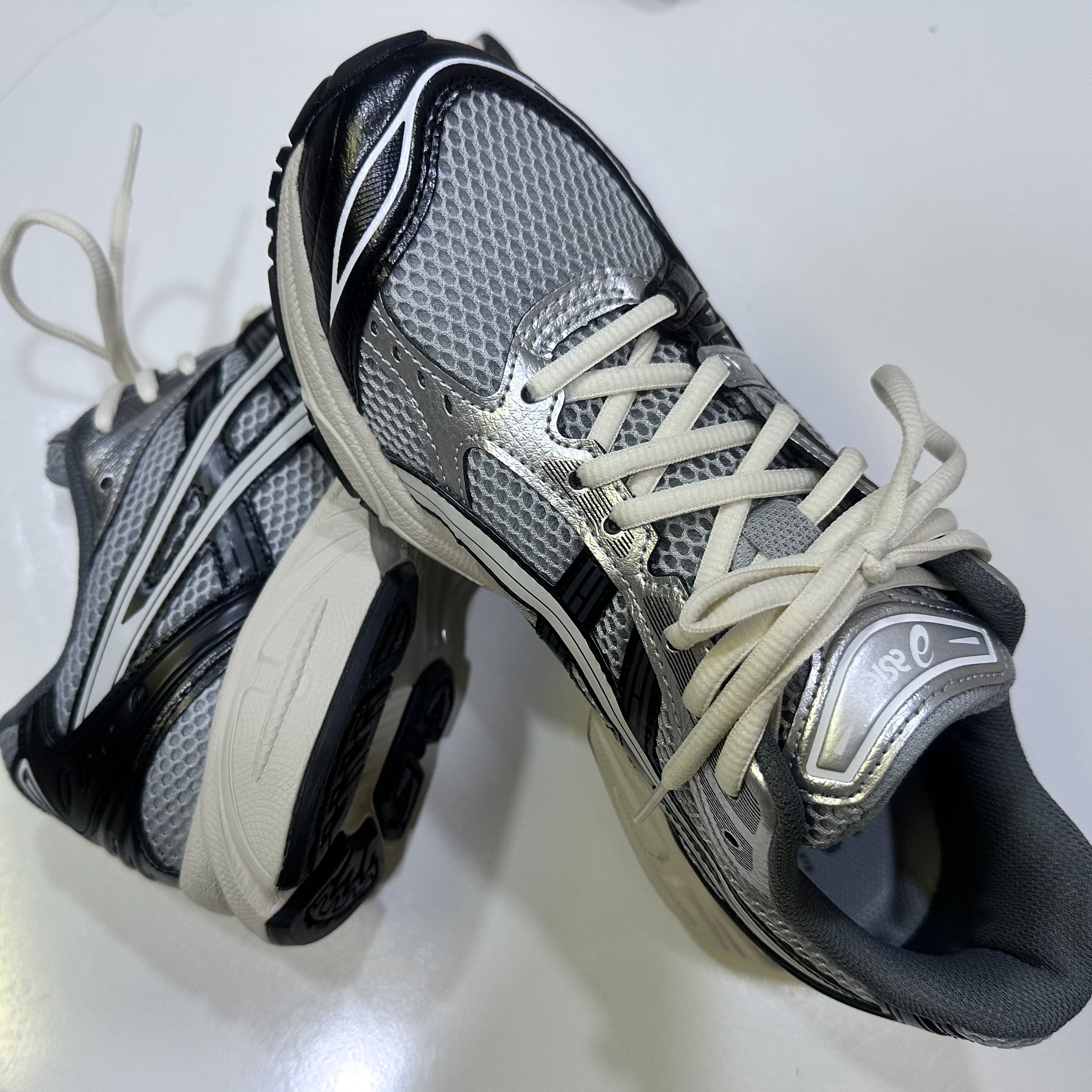 Asics Gel-Kayano 14 Black Glacier Grey 착용 스타일